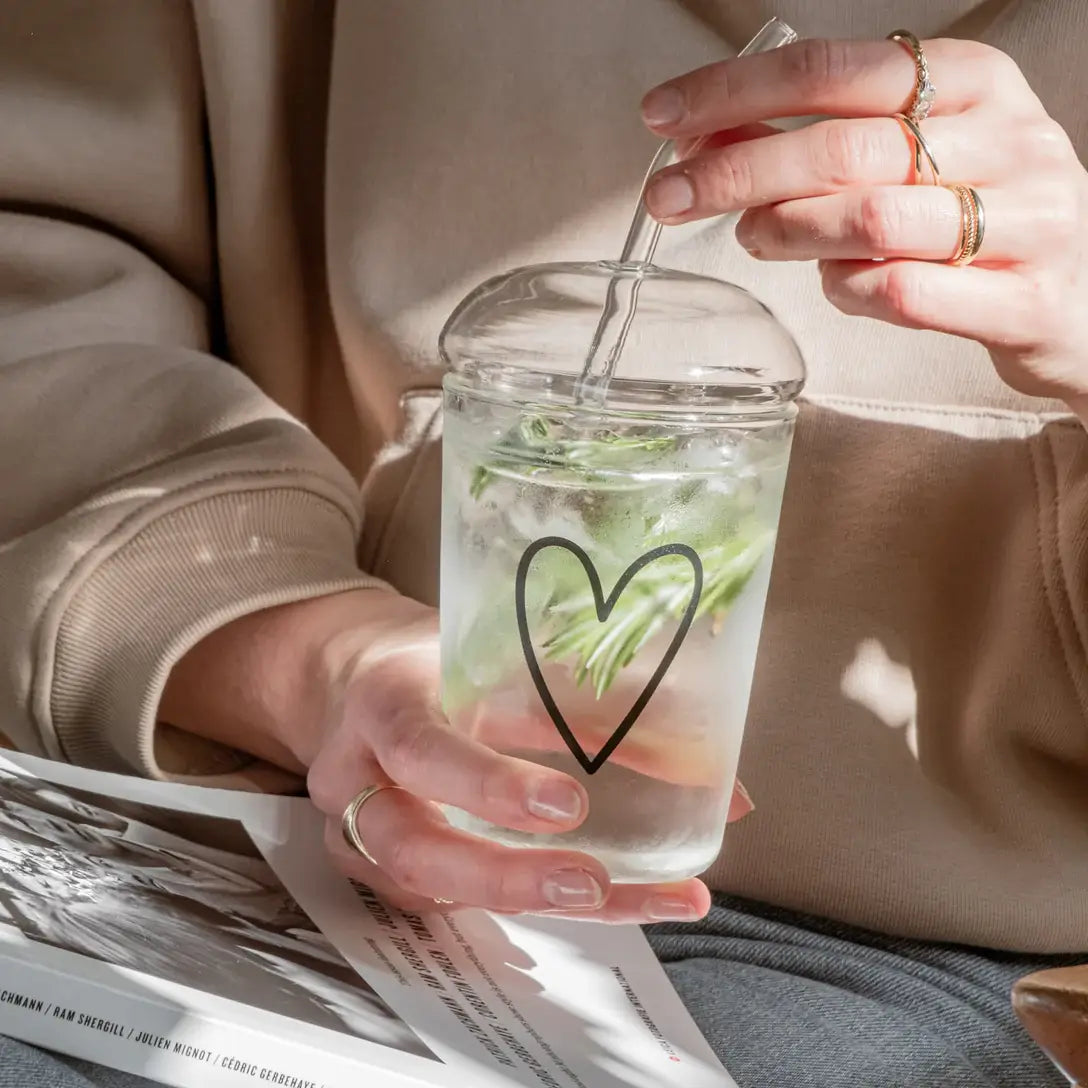 Glasdeckel für Trinkglas – gewölbt mit Strohhalmöffnung