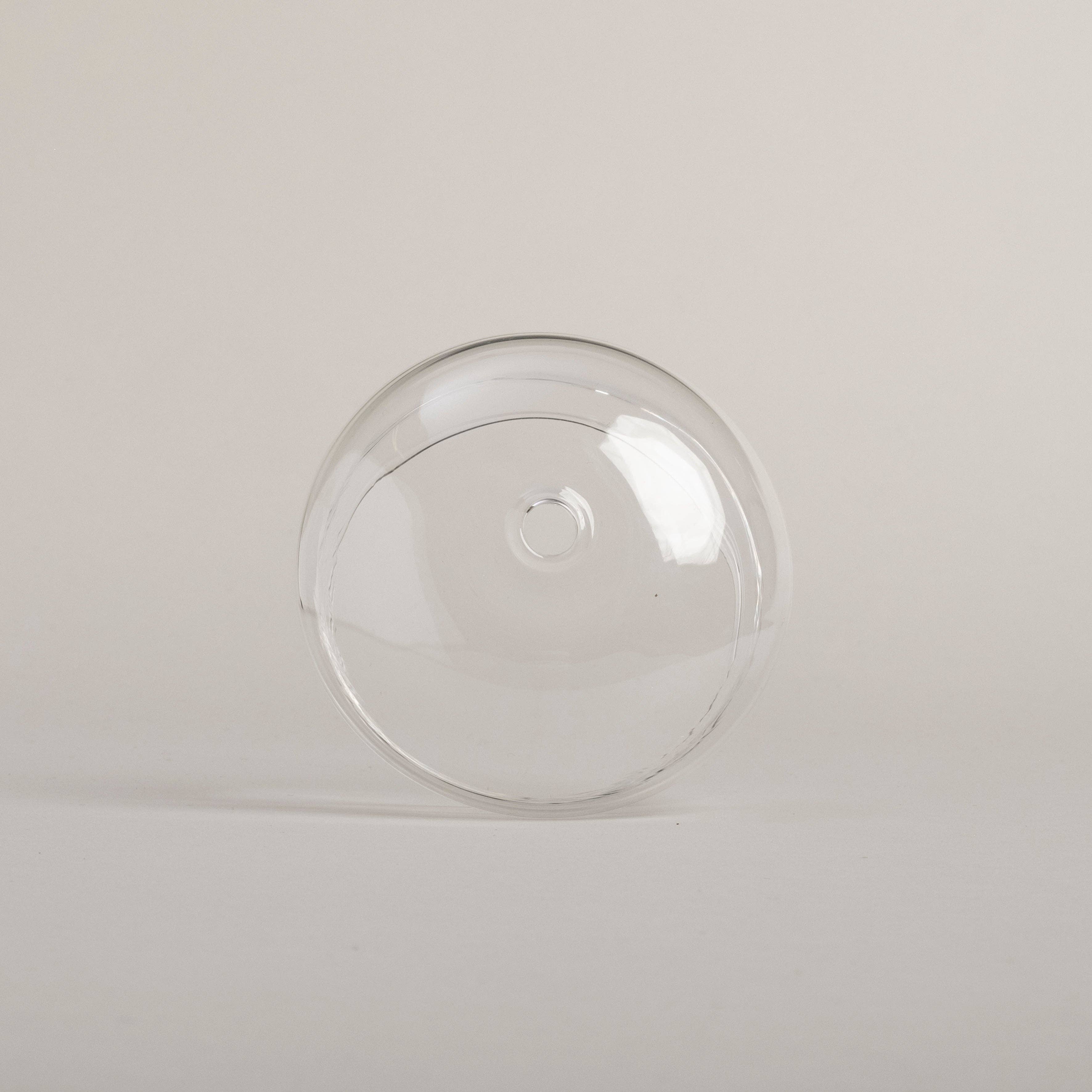 Glasdeckel für Trinkglas – gewölbt mit Strohhalmöffnung