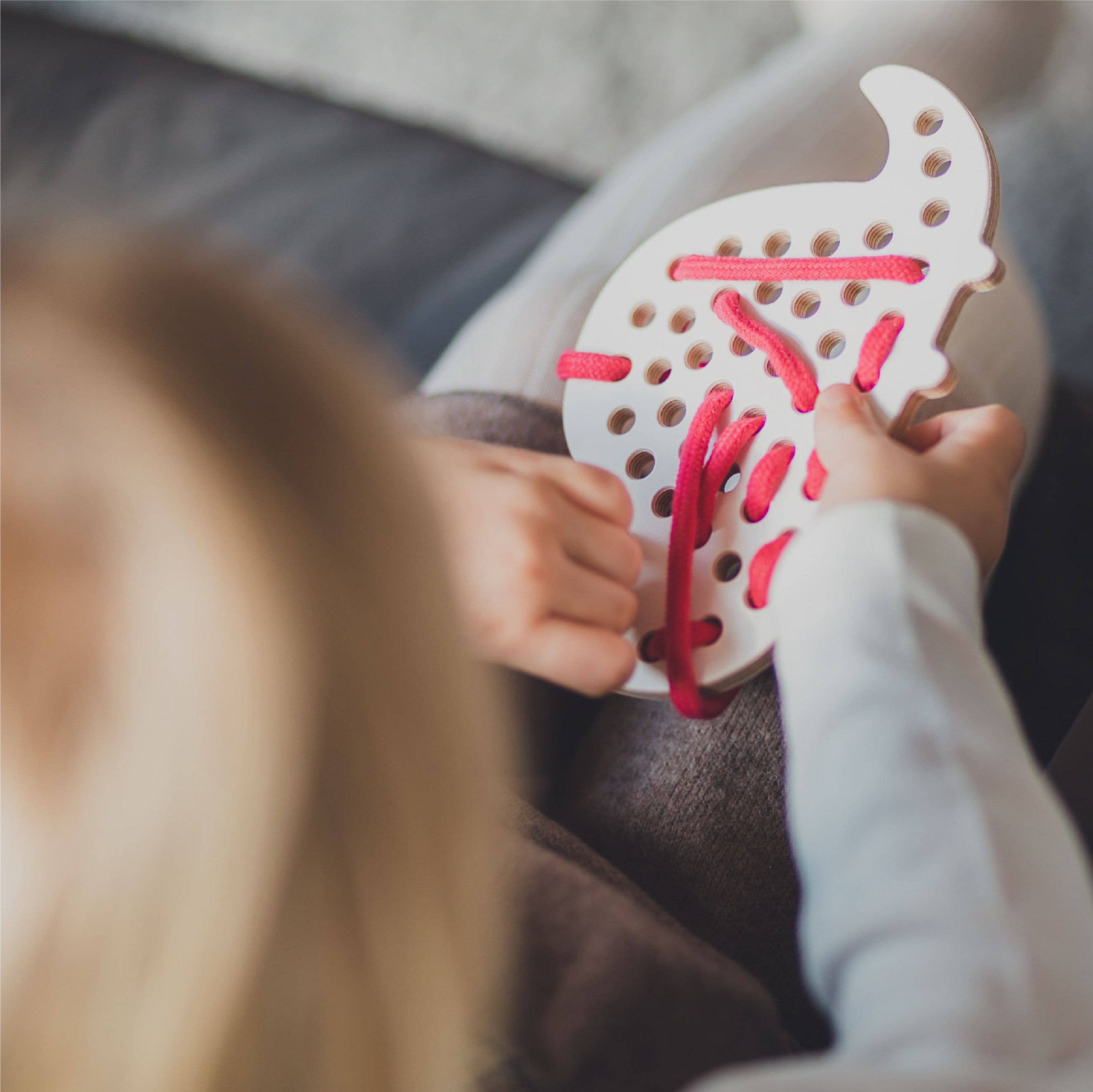 Fädelspiel aus Holz – 'Max der Dinosaurier', Montessori-Spielzeug für Kinder