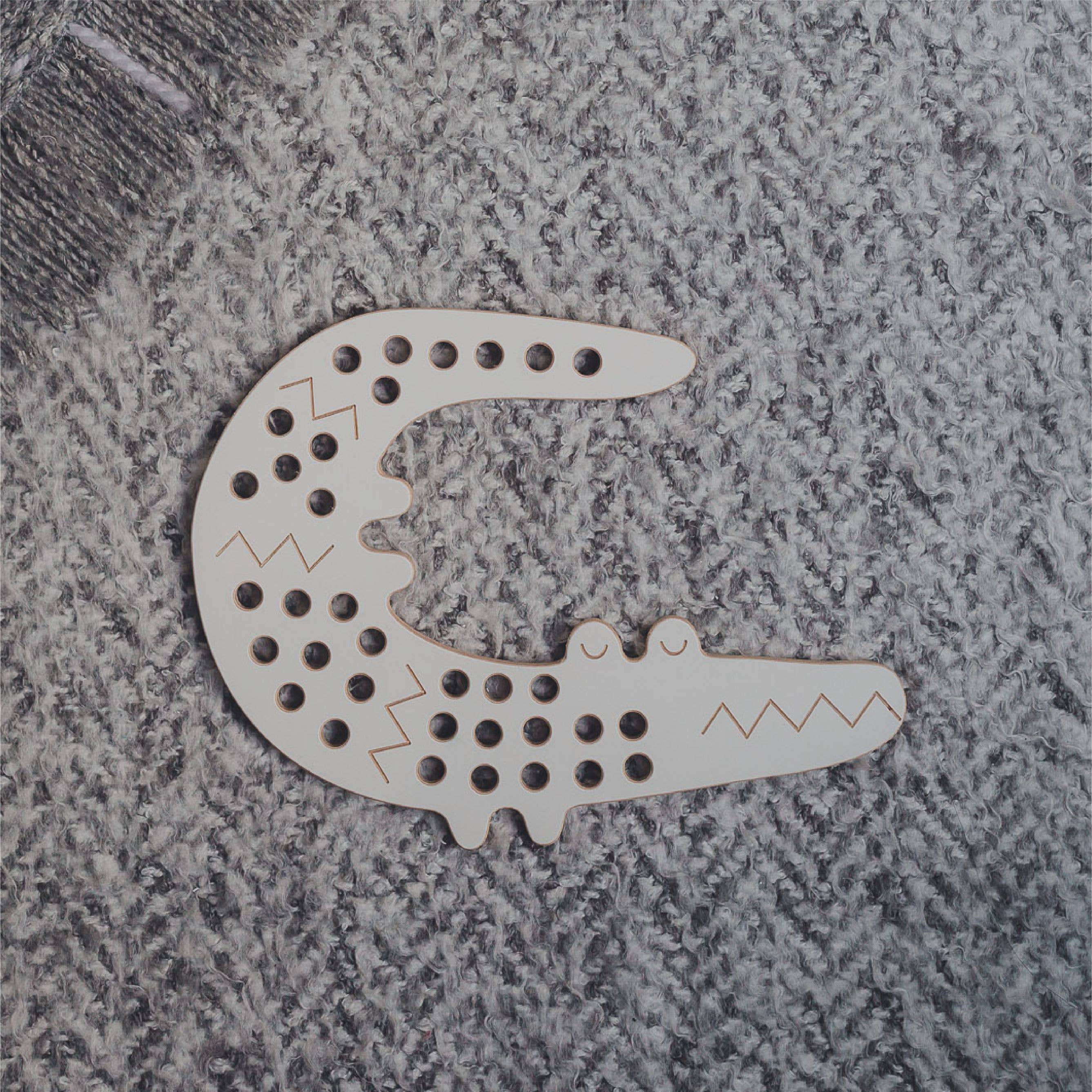 Fädelspiel aus Holz – 'Leon das Krokodil', Montessori-Spielzeug