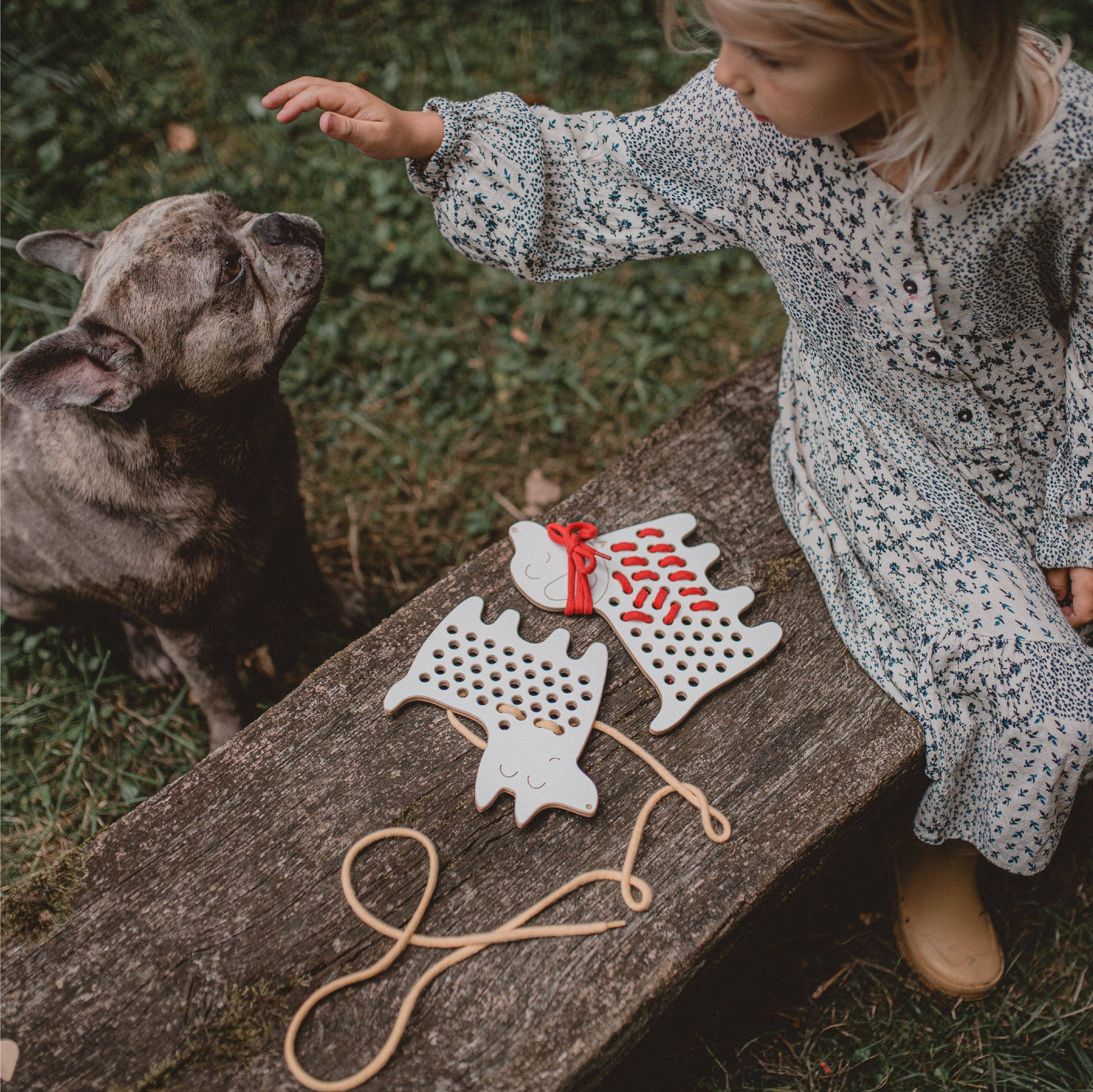 Fädelspiel „Niko der Hund“ aus Holz – Feinmotorik mit Spaß lernen