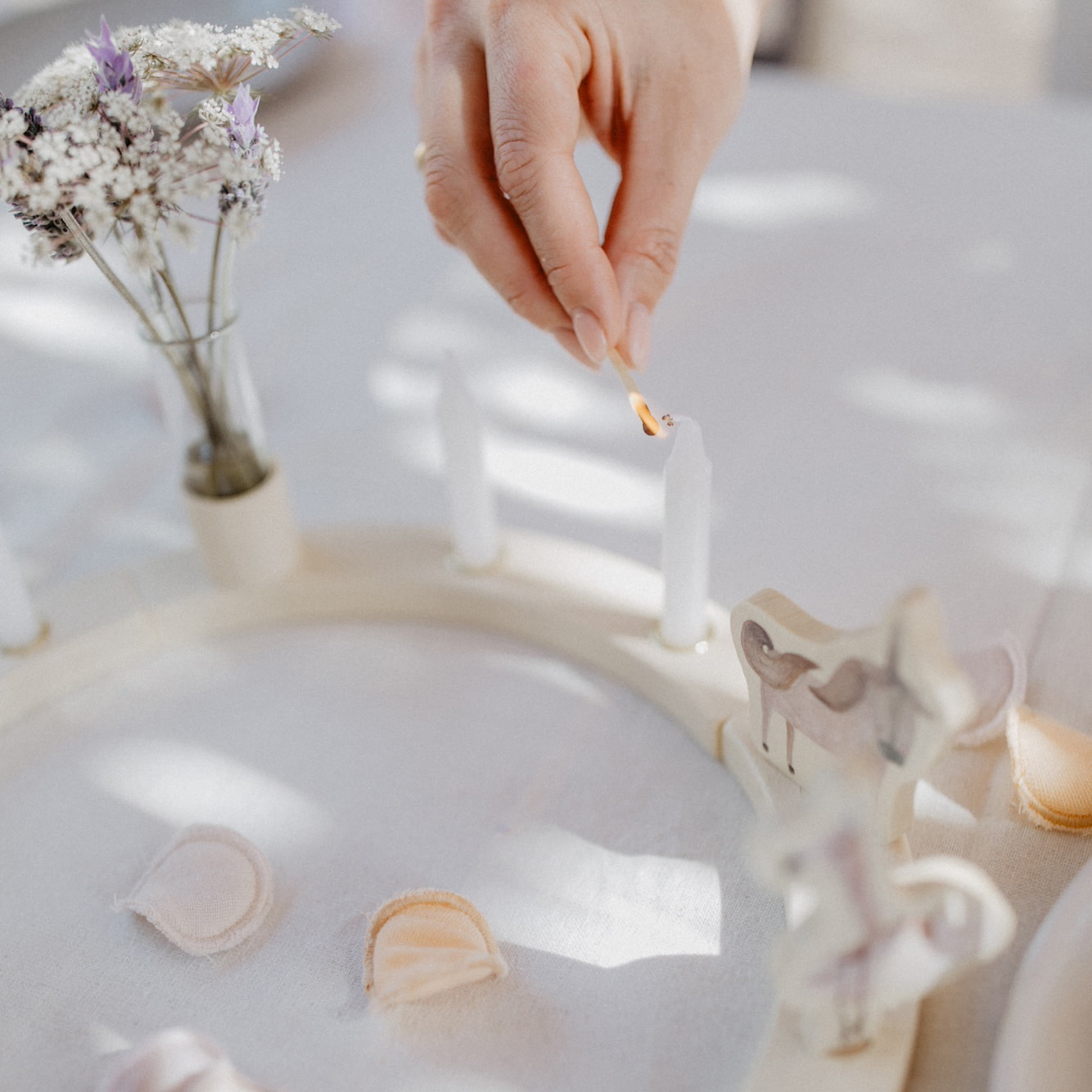 Geburtstagskranz Holz – inkl. Kerzen & Gravur | Optionales Set Rosa oder Blau