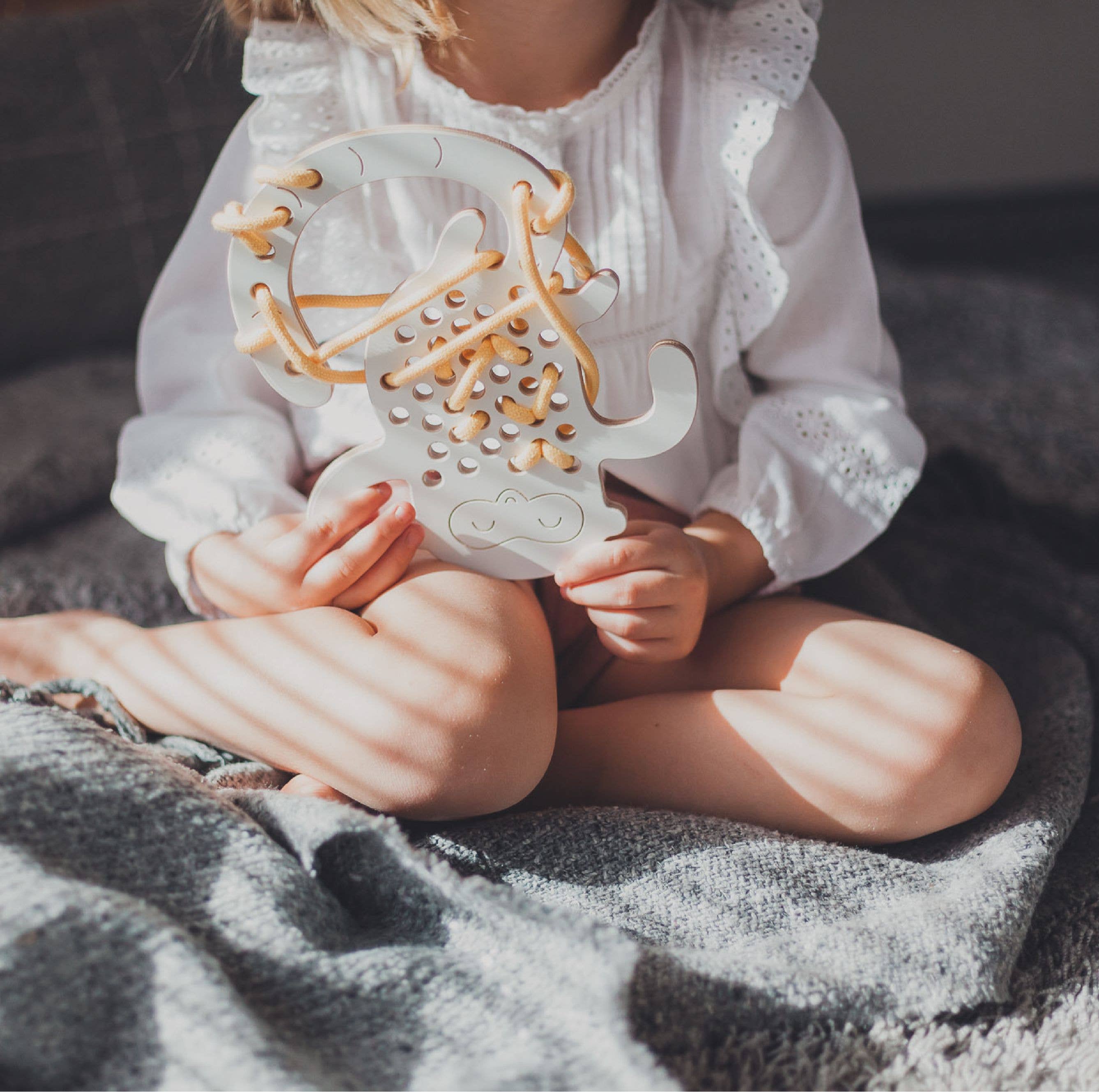 Fädelspiel aus Holz – Andi der Affe, Montessori-Spielzeug für Kinder