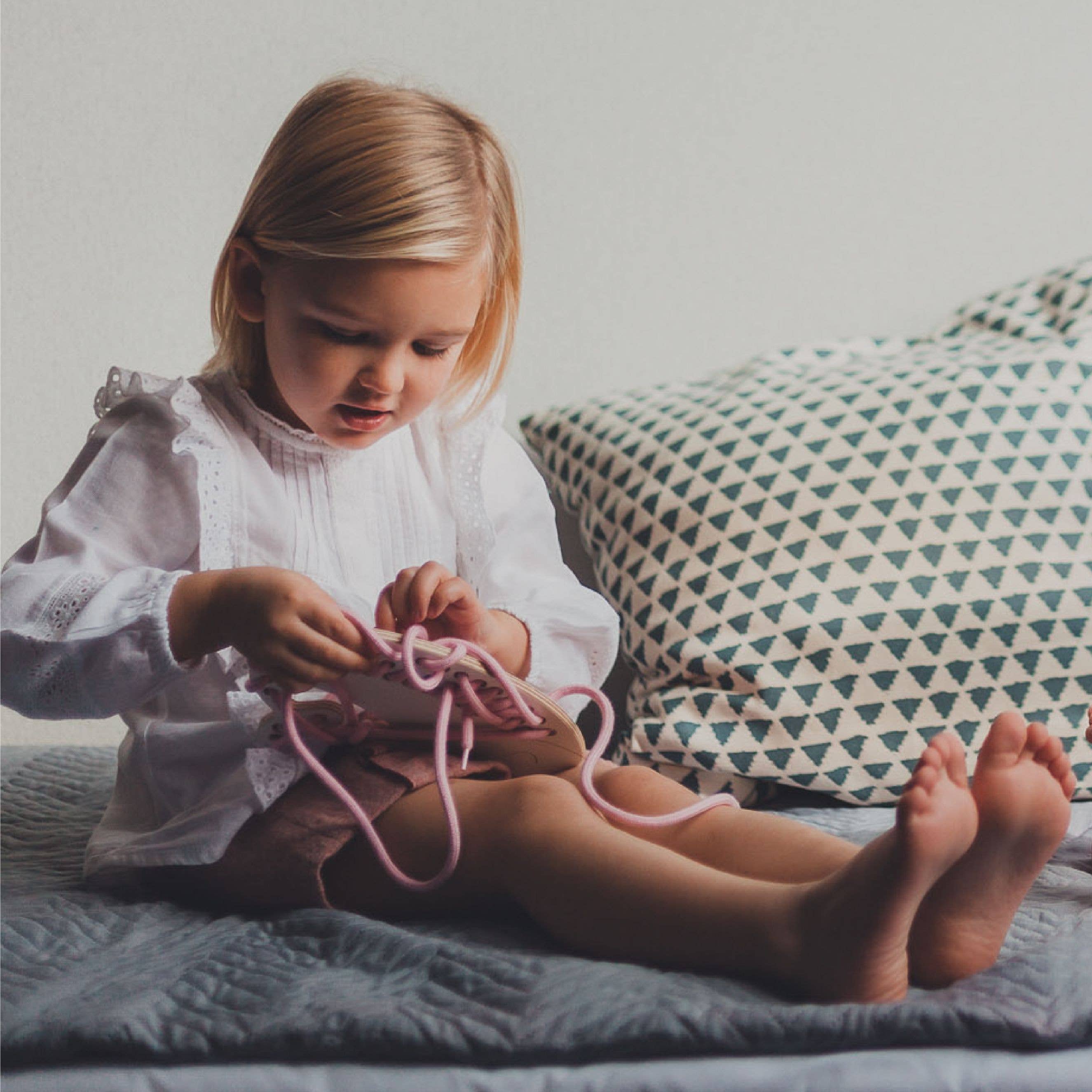 Fädelspiel aus Holz „Linus der Wal“ – Montessori-inspiriertes Lernspielzeug