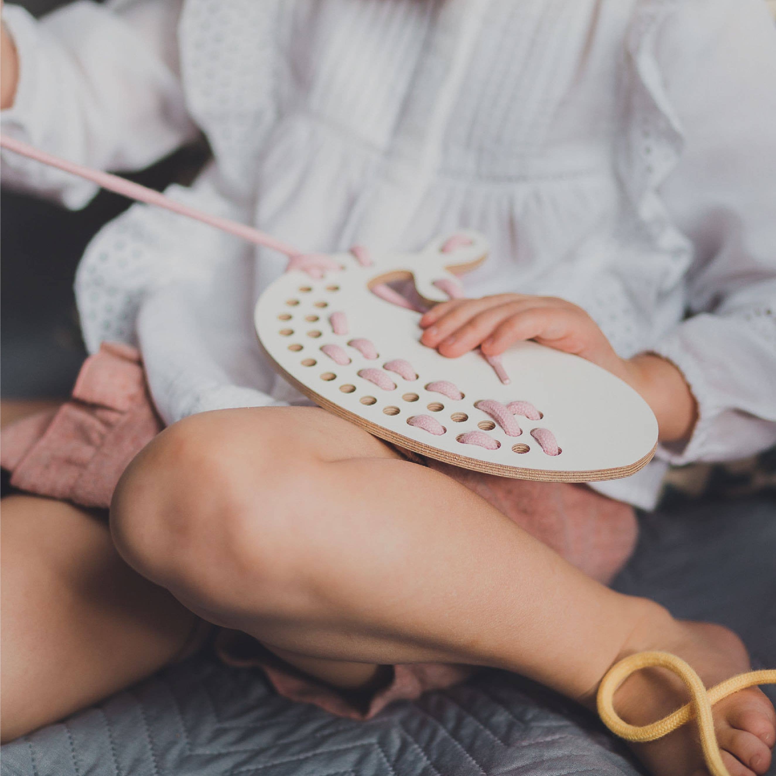 Fädelspiel aus Holz „Linus der Wal“ – Montessori-inspiriertes Lernspielzeug