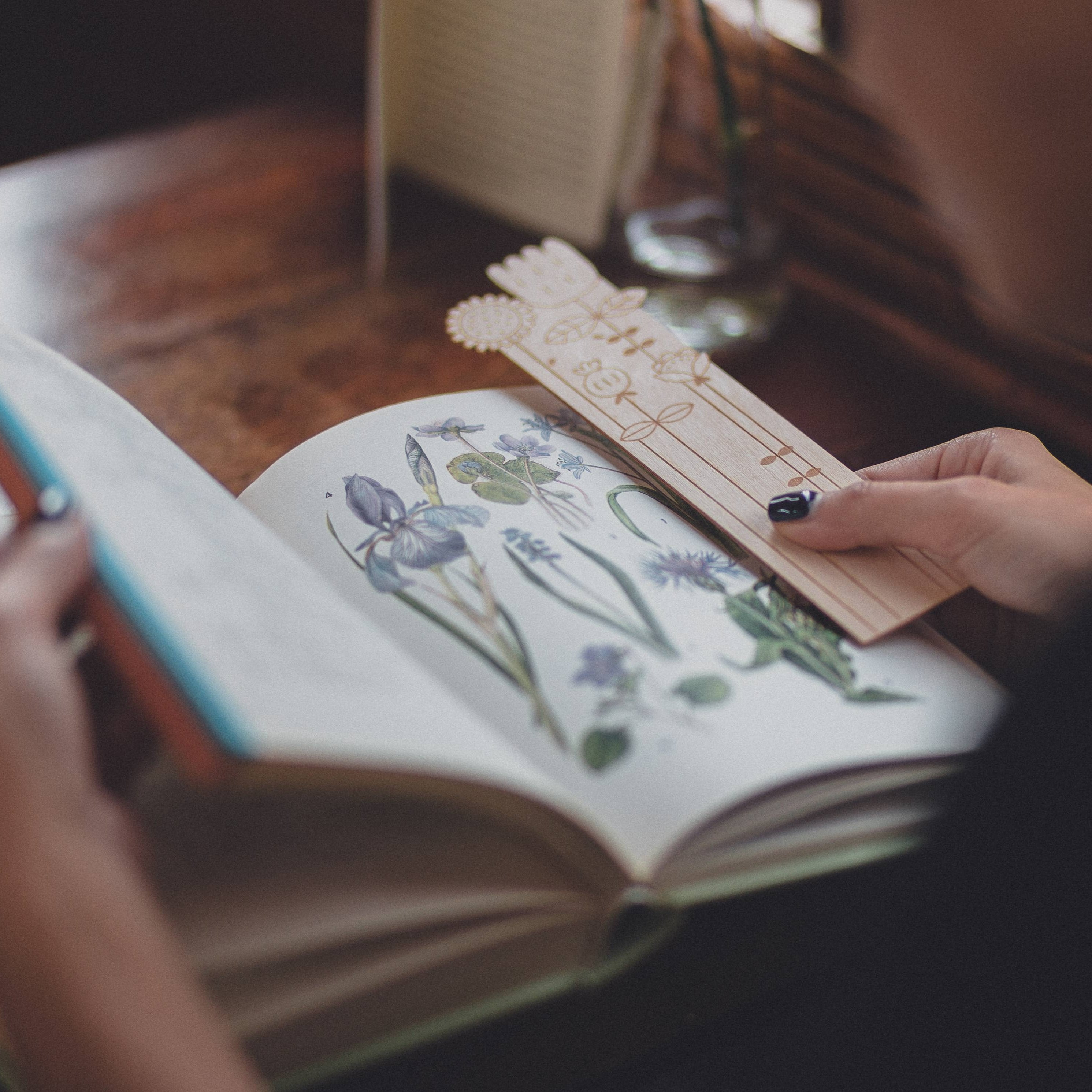 Lesezeichen aus Holz – Wildblumen