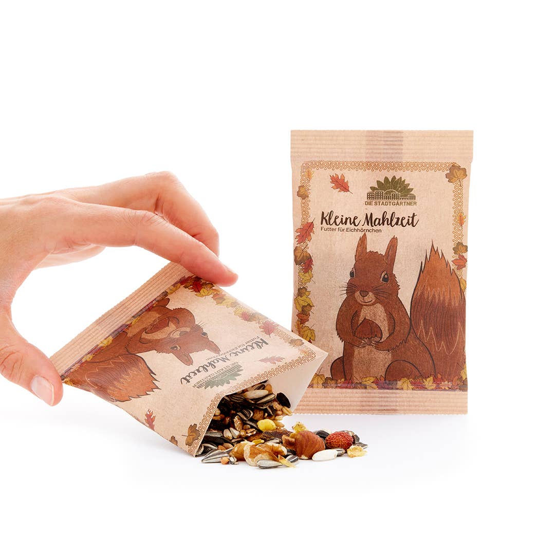 Tierfutter - Kleine Mahlzeit für Eichhörnchen
