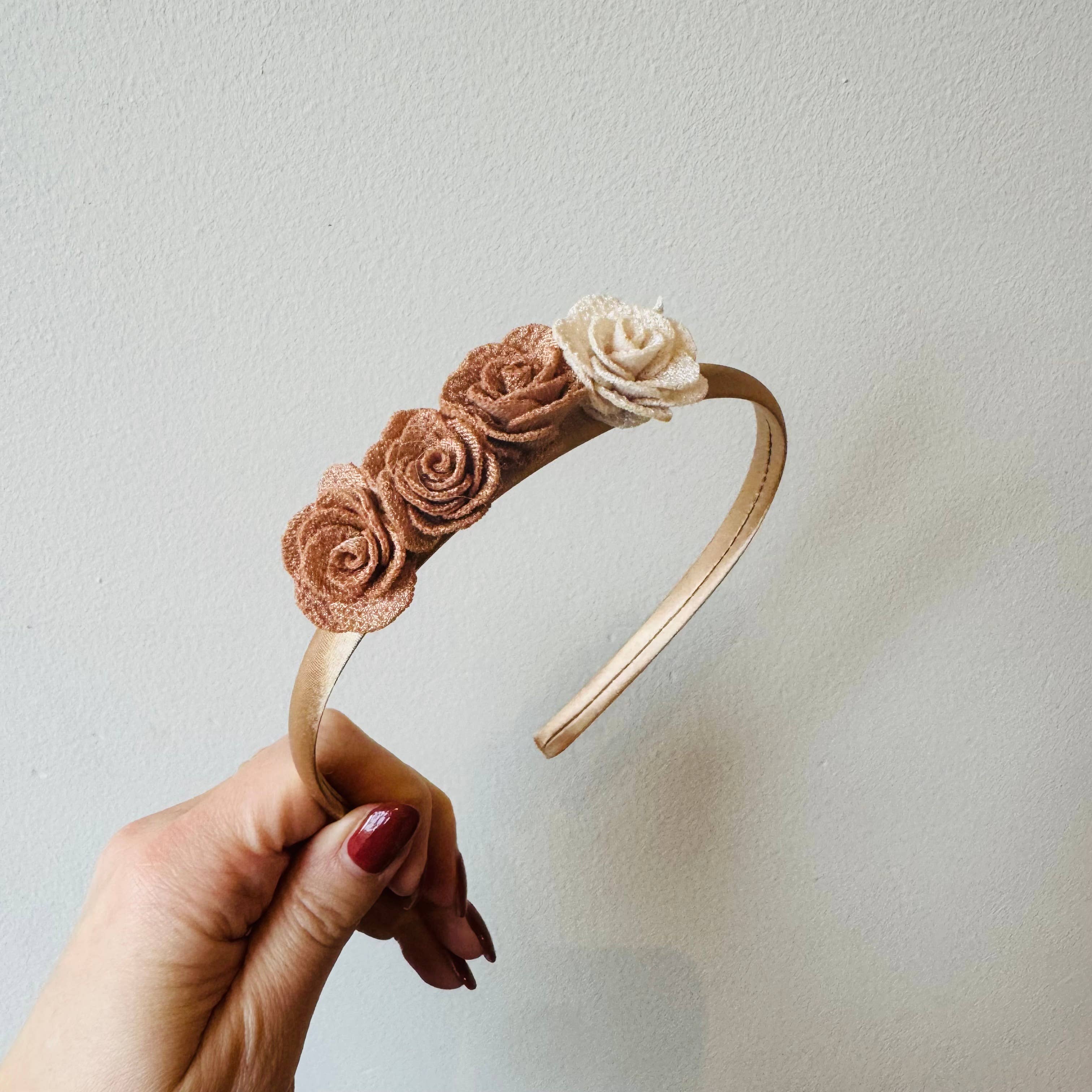 Haarreif mit Röschen – Elegantes Accessoire in Natur & Braun