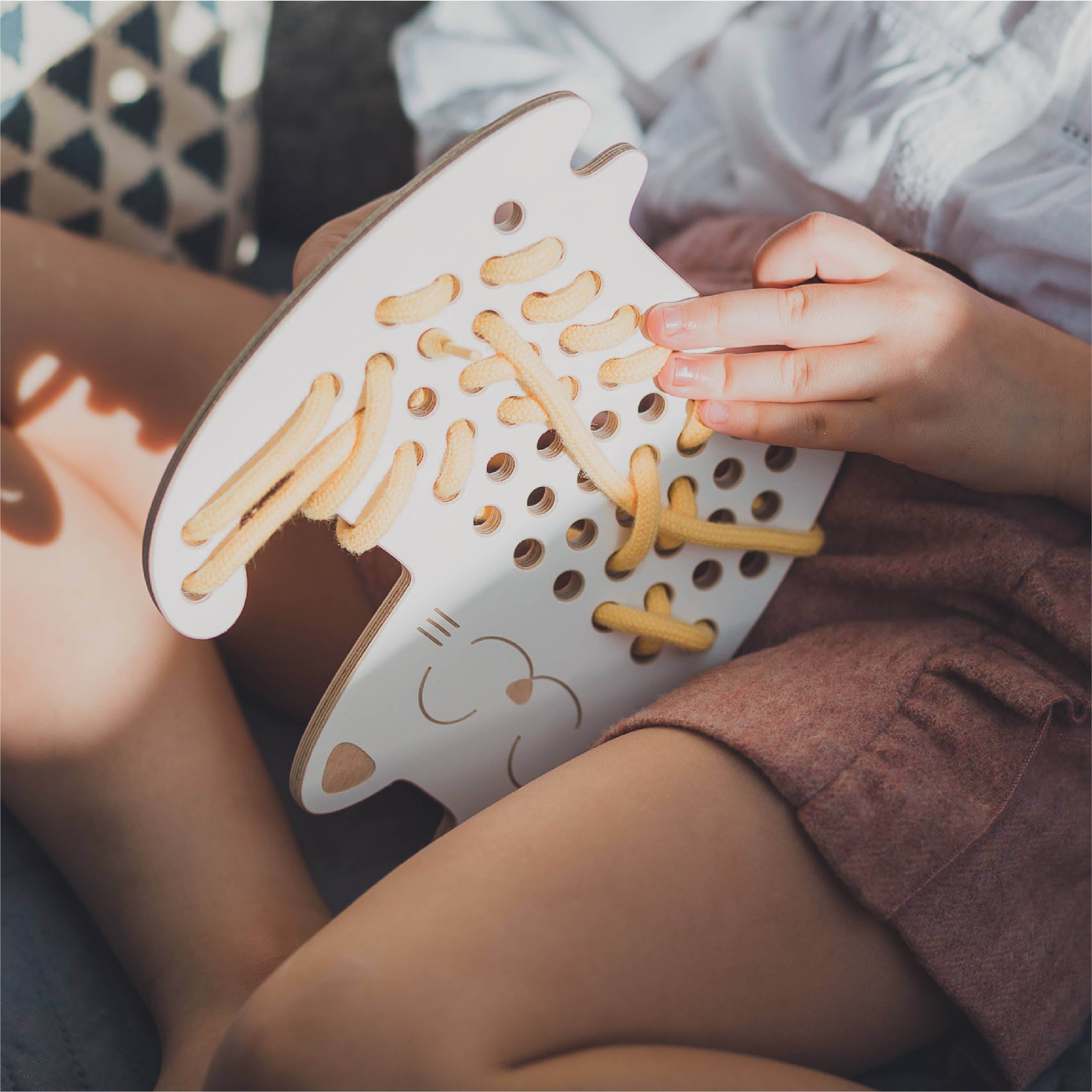 Fädelspiel aus Holz – "Klara die Katze“