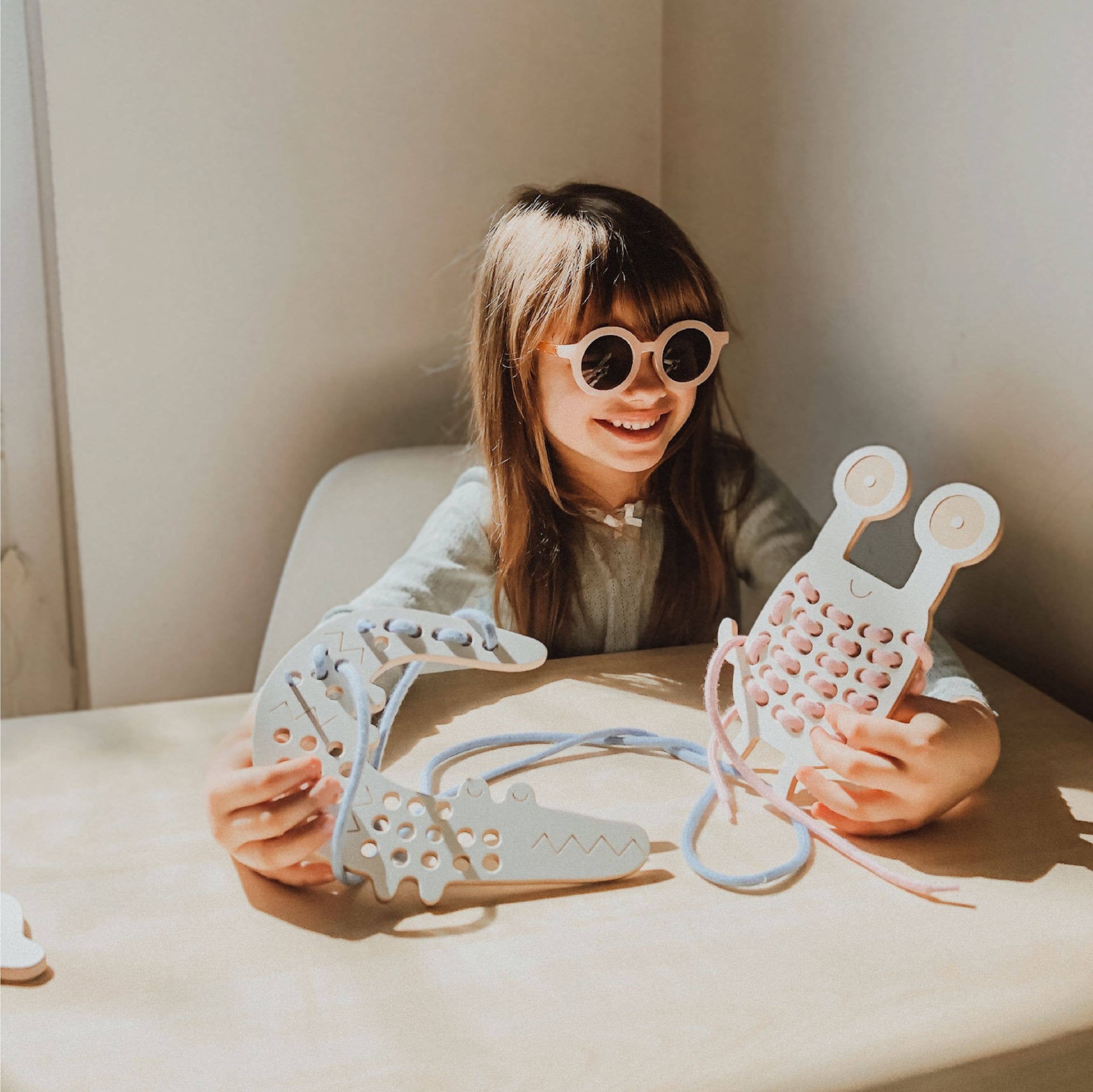 Fädelspiel aus Holz – 'Leon das Krokodil', Montessori-Spielzeug