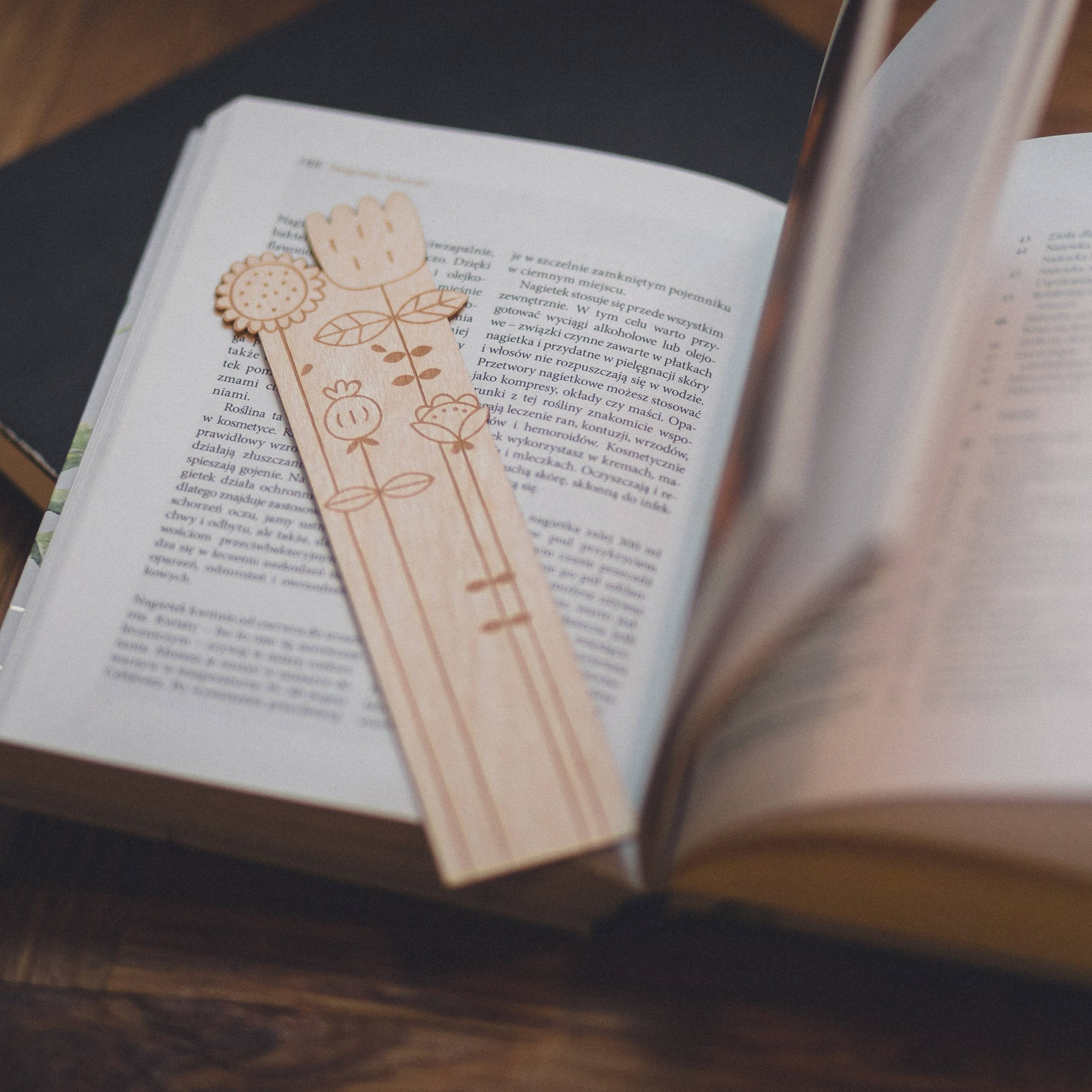 Lesezeichen aus Holz – Wildblumen