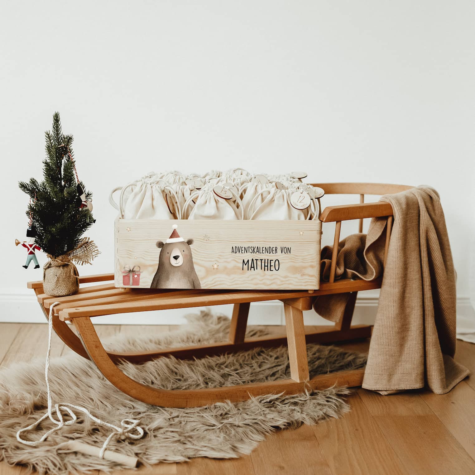 Personalisierter Adventskalender aus Holz – mit liebevollen Waldtier-Motiven