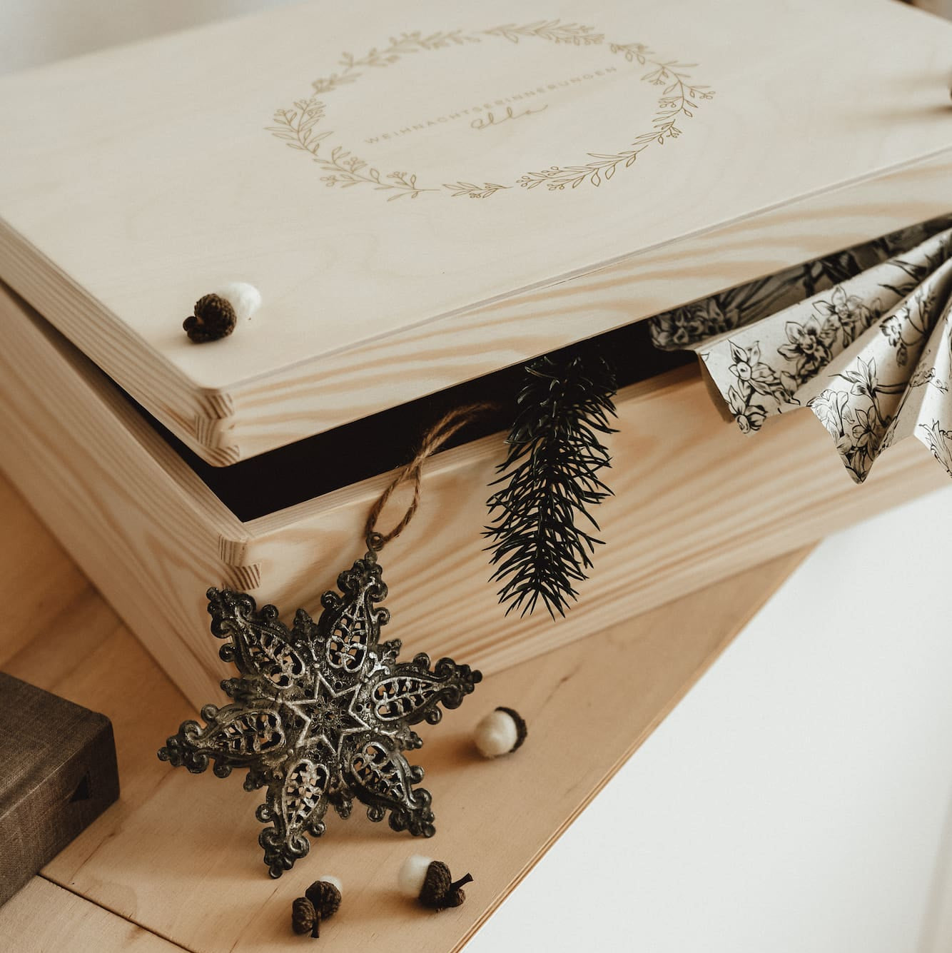 Erinnerungskiste personalisiert – Weihnachtskränze