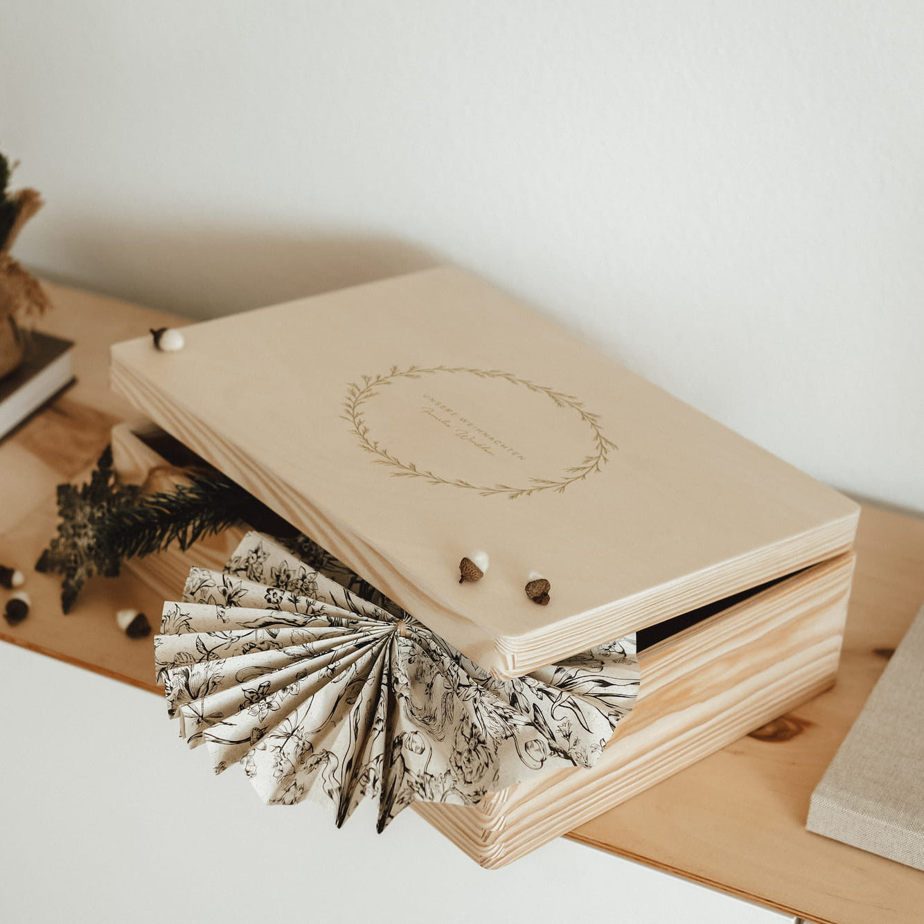 Erinnerungskiste personalisiert – Weihnachtskränze