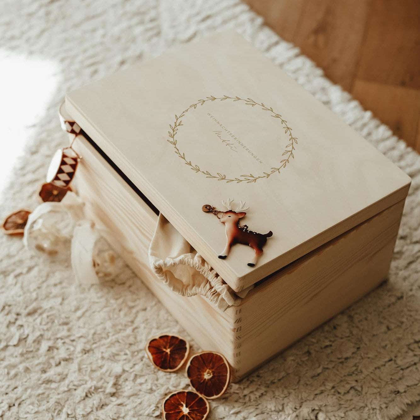 Erinnerungskiste personalisiert – Weihnachtskränze