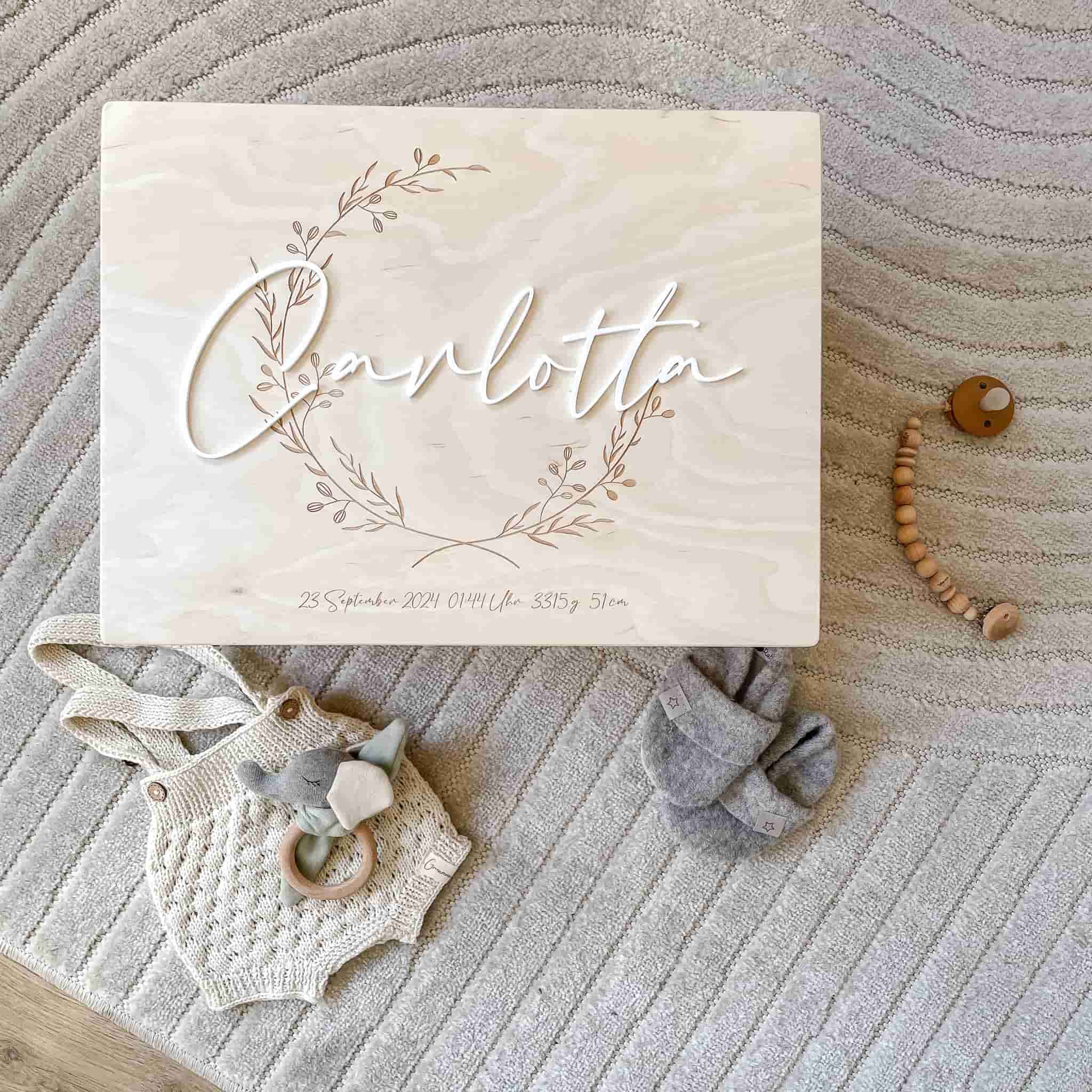 Personalisierte Erinnerungskiste I Classic Kranz I Holz I Mit 3D-Acrylschriftzug