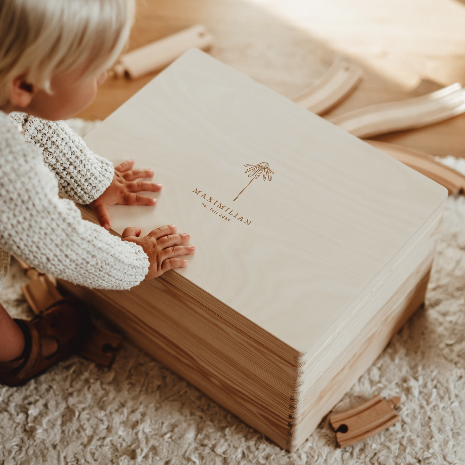 Erinnerungskiste personalisiert mit Daisy Blume – aus Holz
