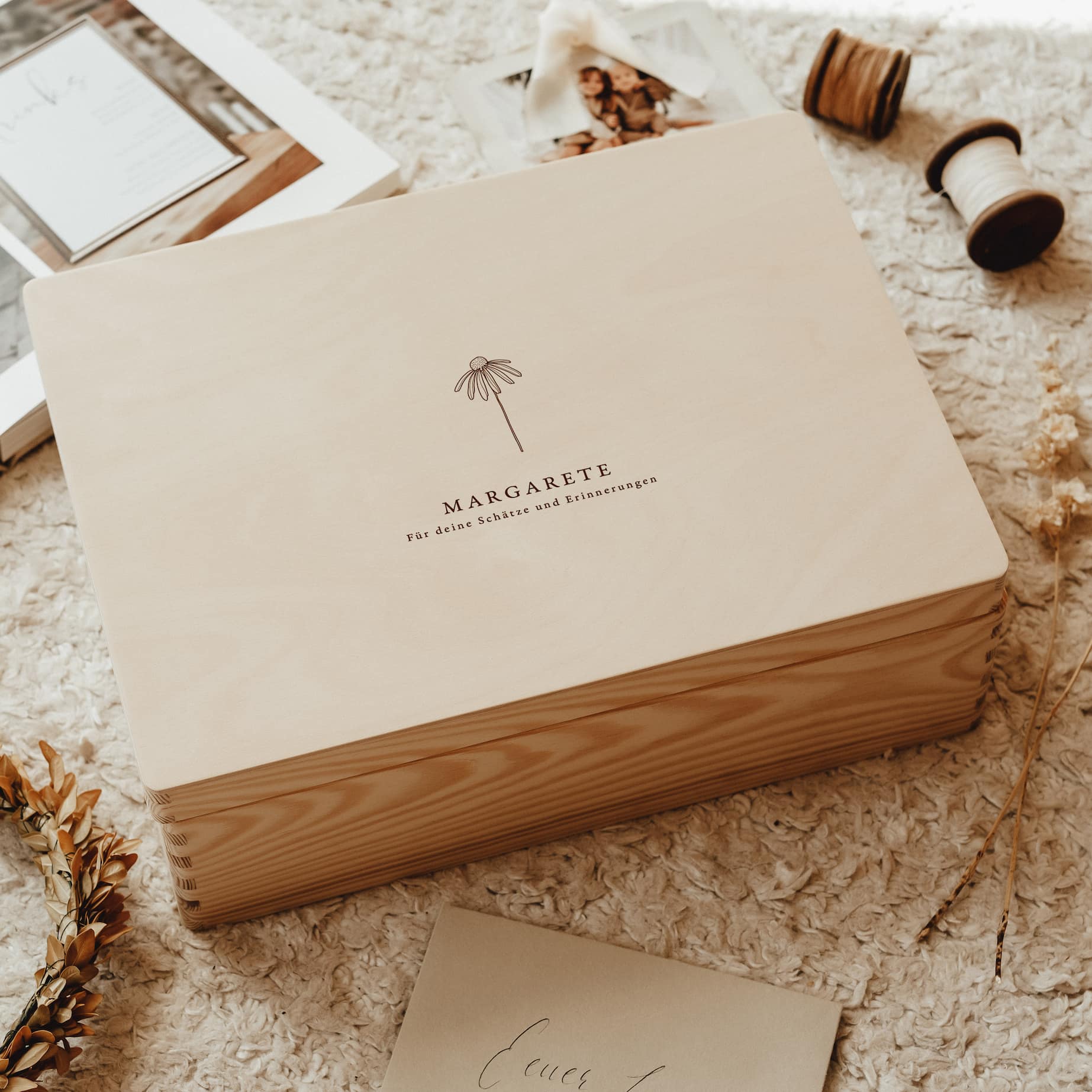 Erinnerungskiste Holz personalisiert - Daisy Blume