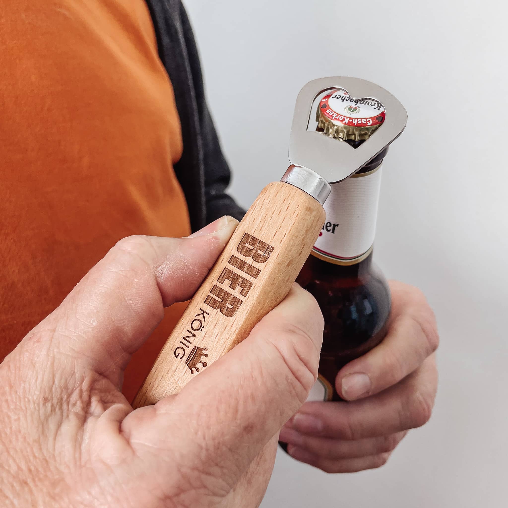 Flaschenöffner personalisiert – mit Gravur aus Holz