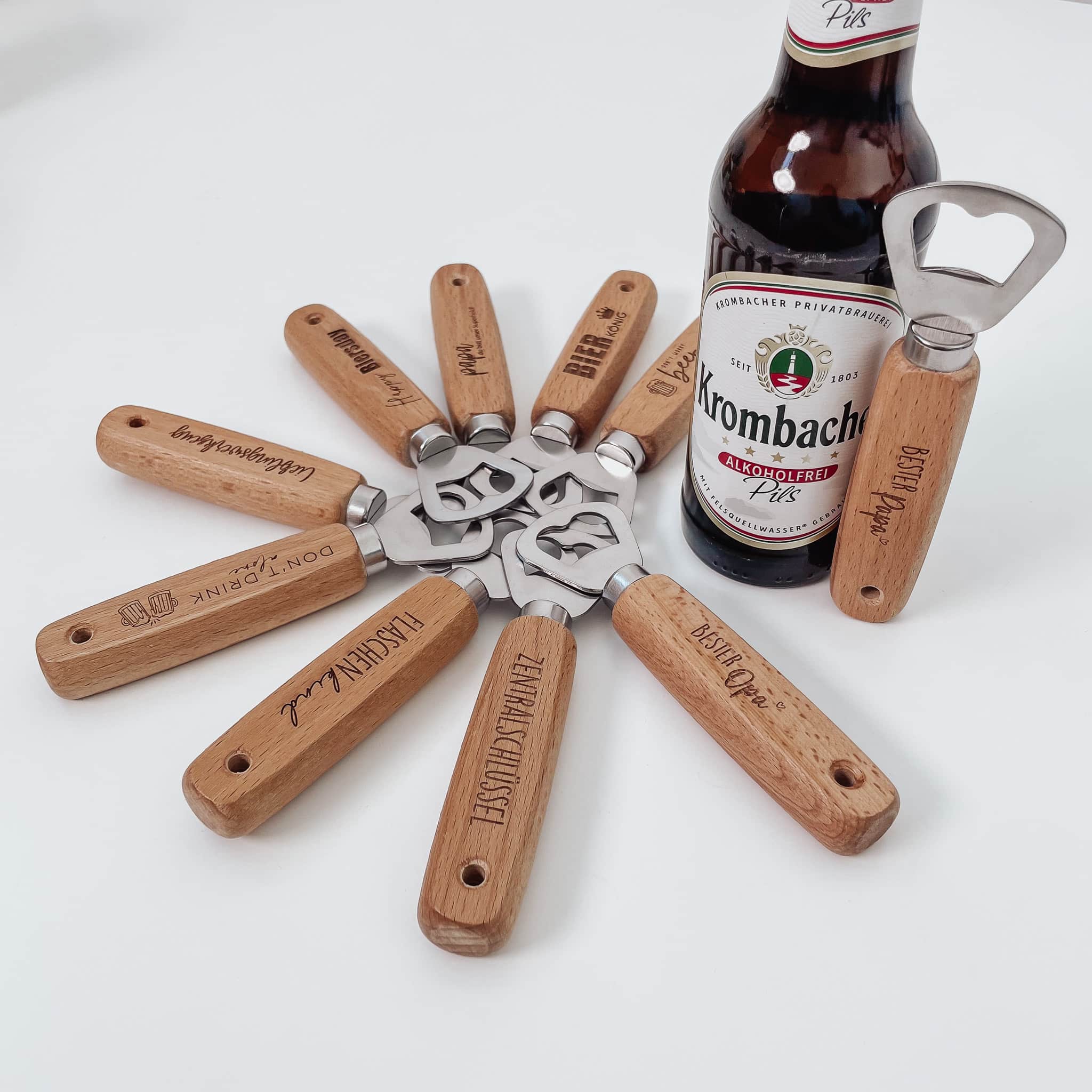 Flaschenöffner personalisiert – mit Gravur aus Holz