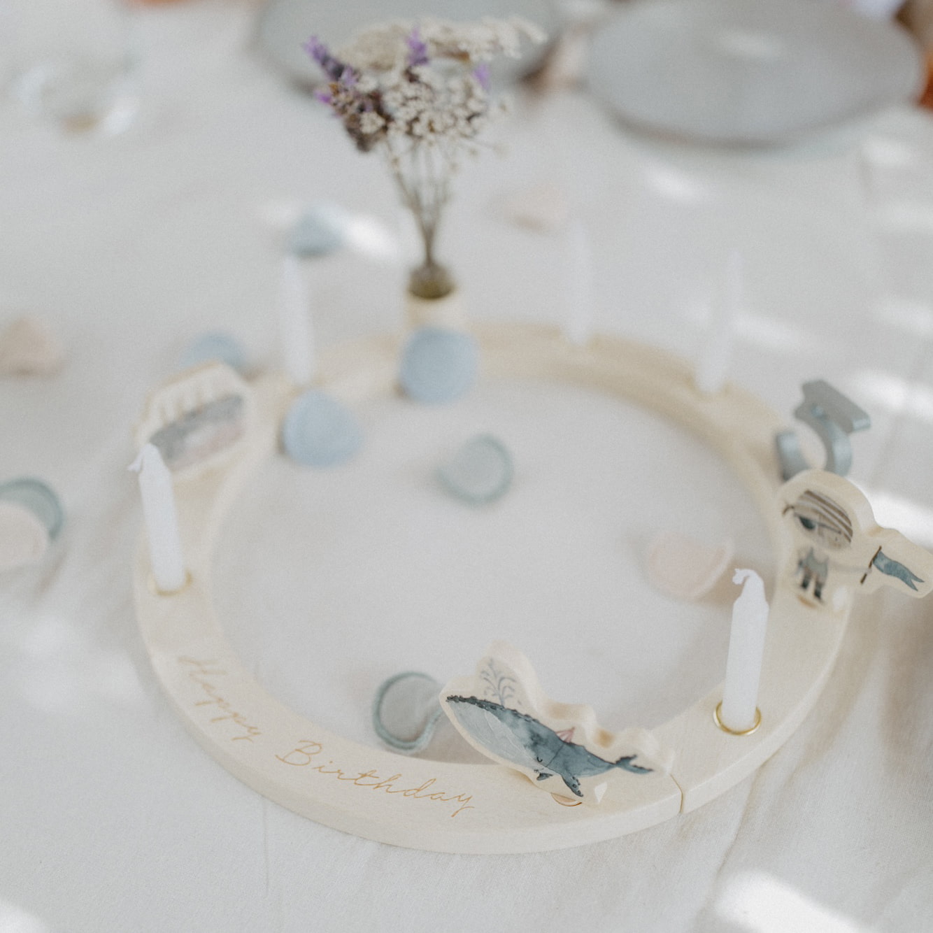 Geburtstagskranz Holz – inkl. Kerzen & Gravur | Optionales Set Rosa oder Blau