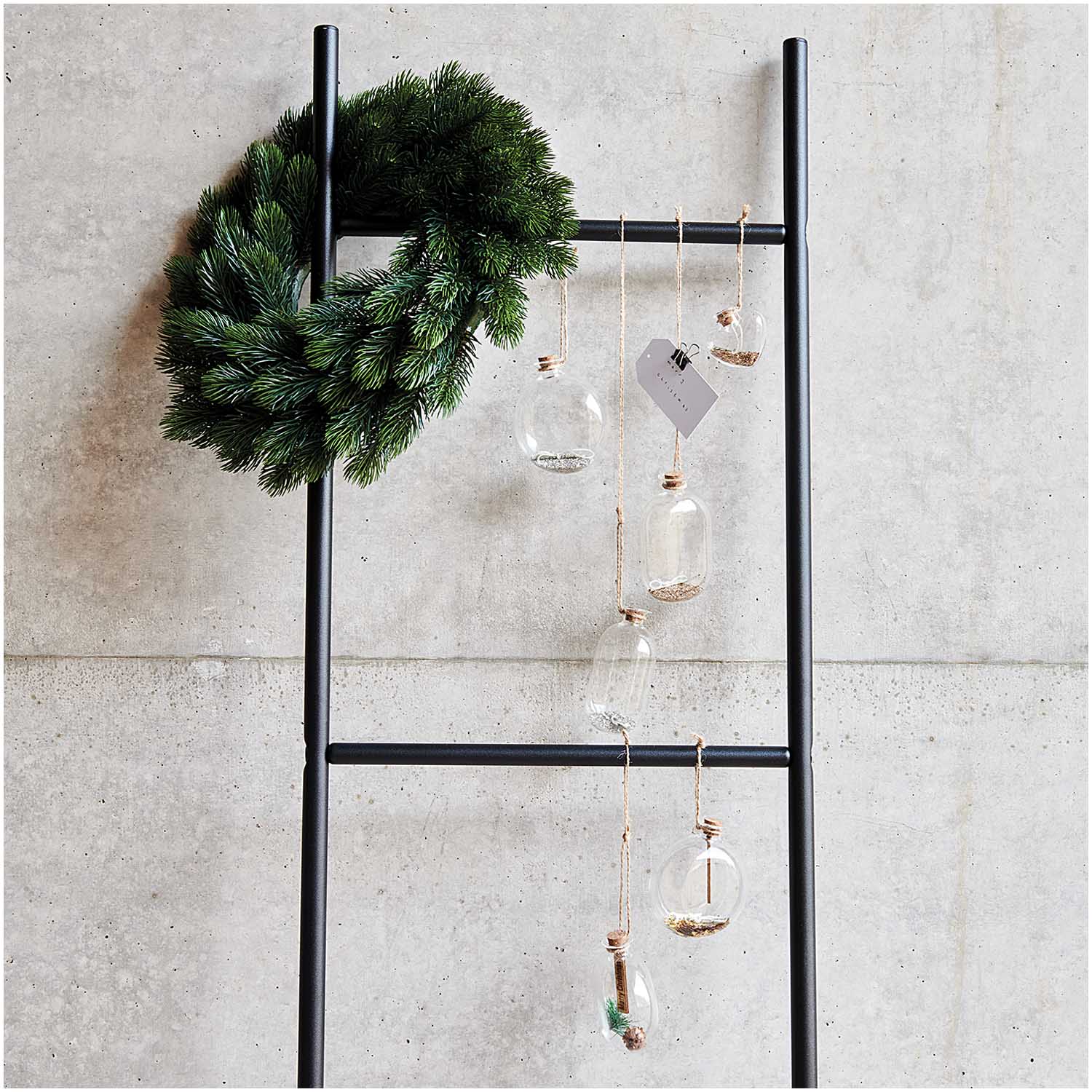 Glasflasche mit Tannenstreu gold zum Hängen