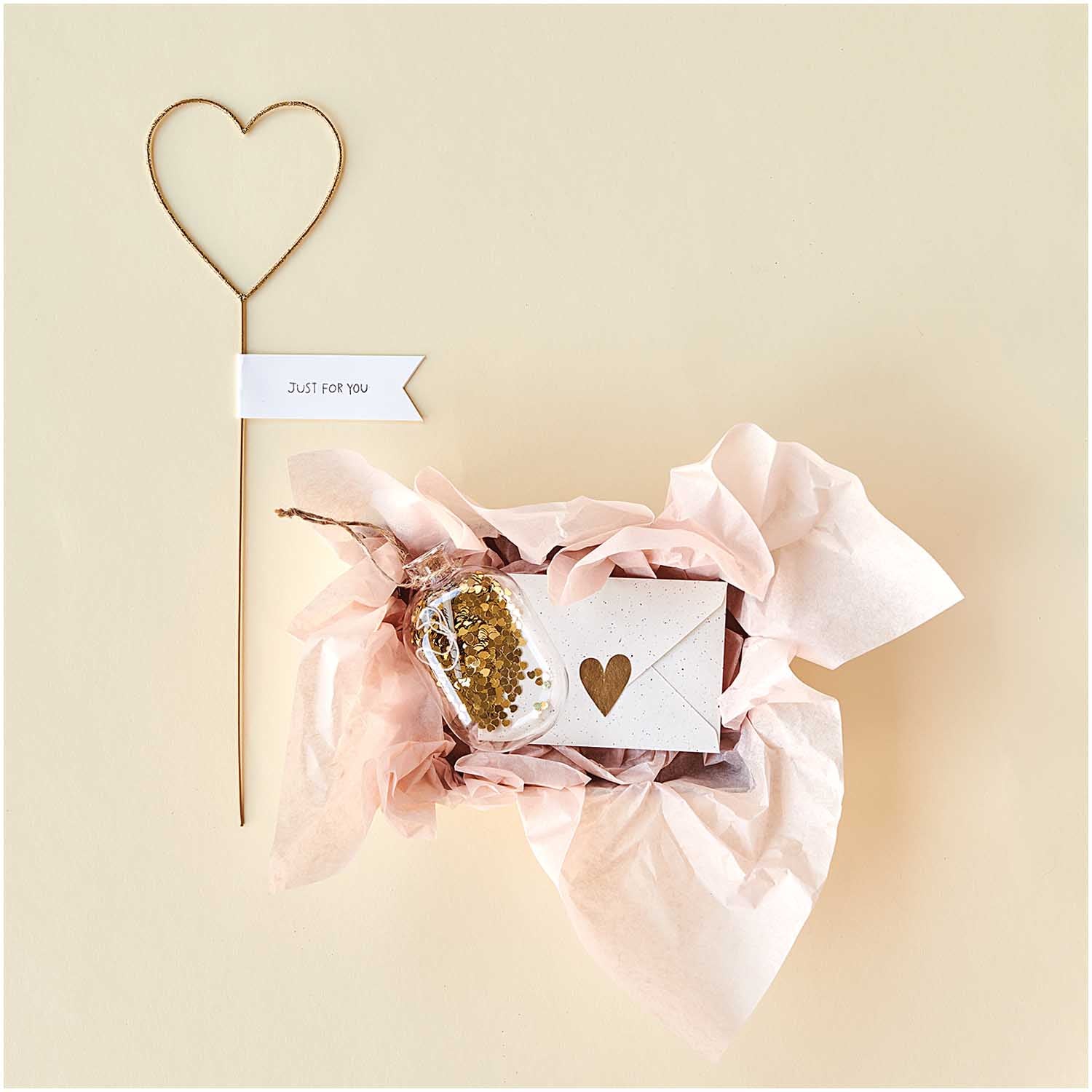 Glasflasche mit Herzchenstreu gold zum Hängen