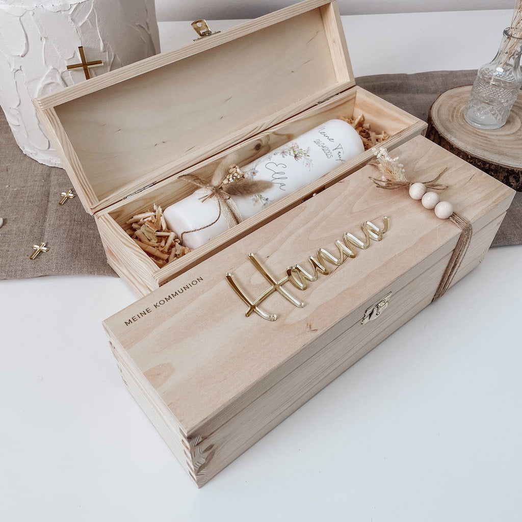 Taufkerzenbox mit 3D-Schriftzug – Holzkiste mit Trockenblumen