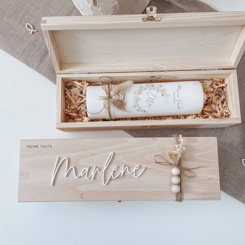 Taufkerzenbox mit 3D-Schriftzug – Holzkiste mit Trockenblumen