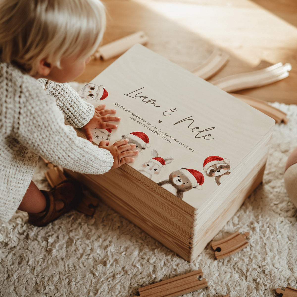 Erinnerungskiste Holz personalisiert - Hello Woodland mit Weihnachtsmützen