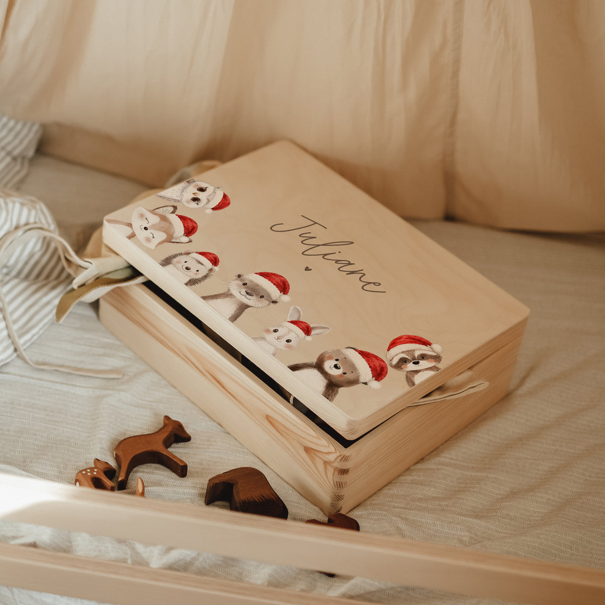 Erinnerungskiste Holz personalisiert - Hello Woodland mit Weihnachtsmützen
