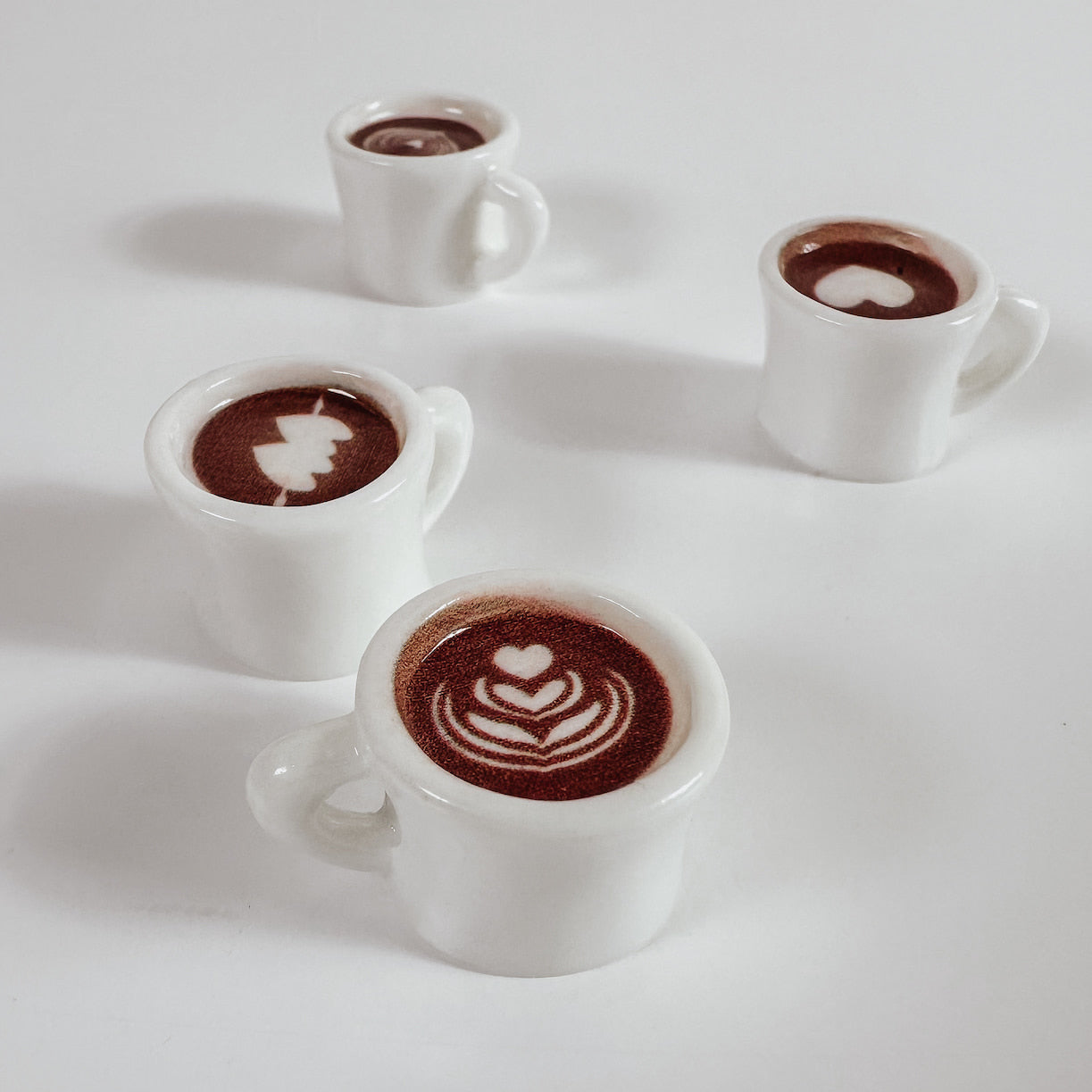 Mini Kaffeetasse – Wichtel Zubehör mit Latte Art im Miniatur-Design