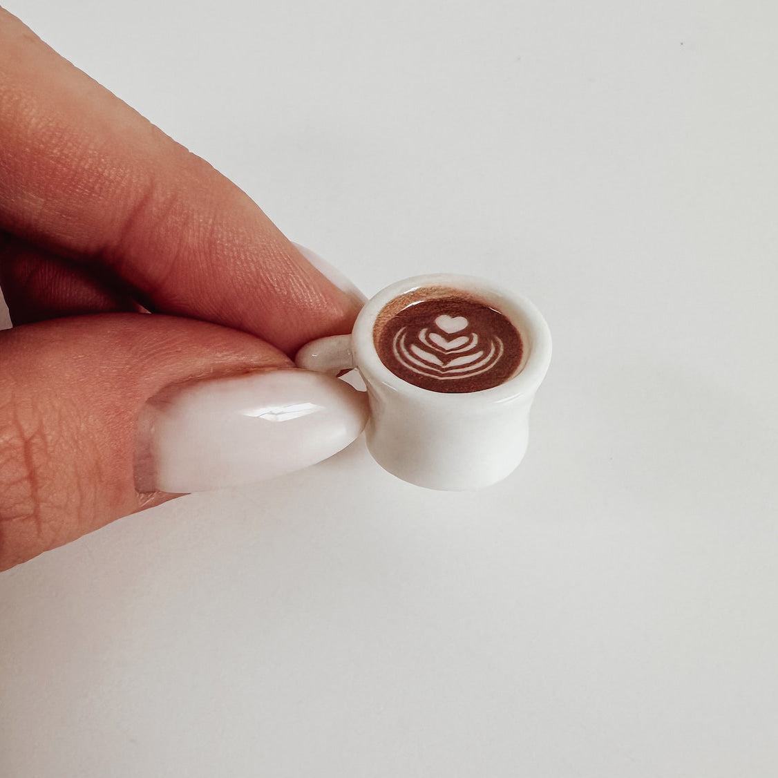 Mini Kaffeetasse – Wichtel Zubehör mit Latte Art im Miniatur-Design