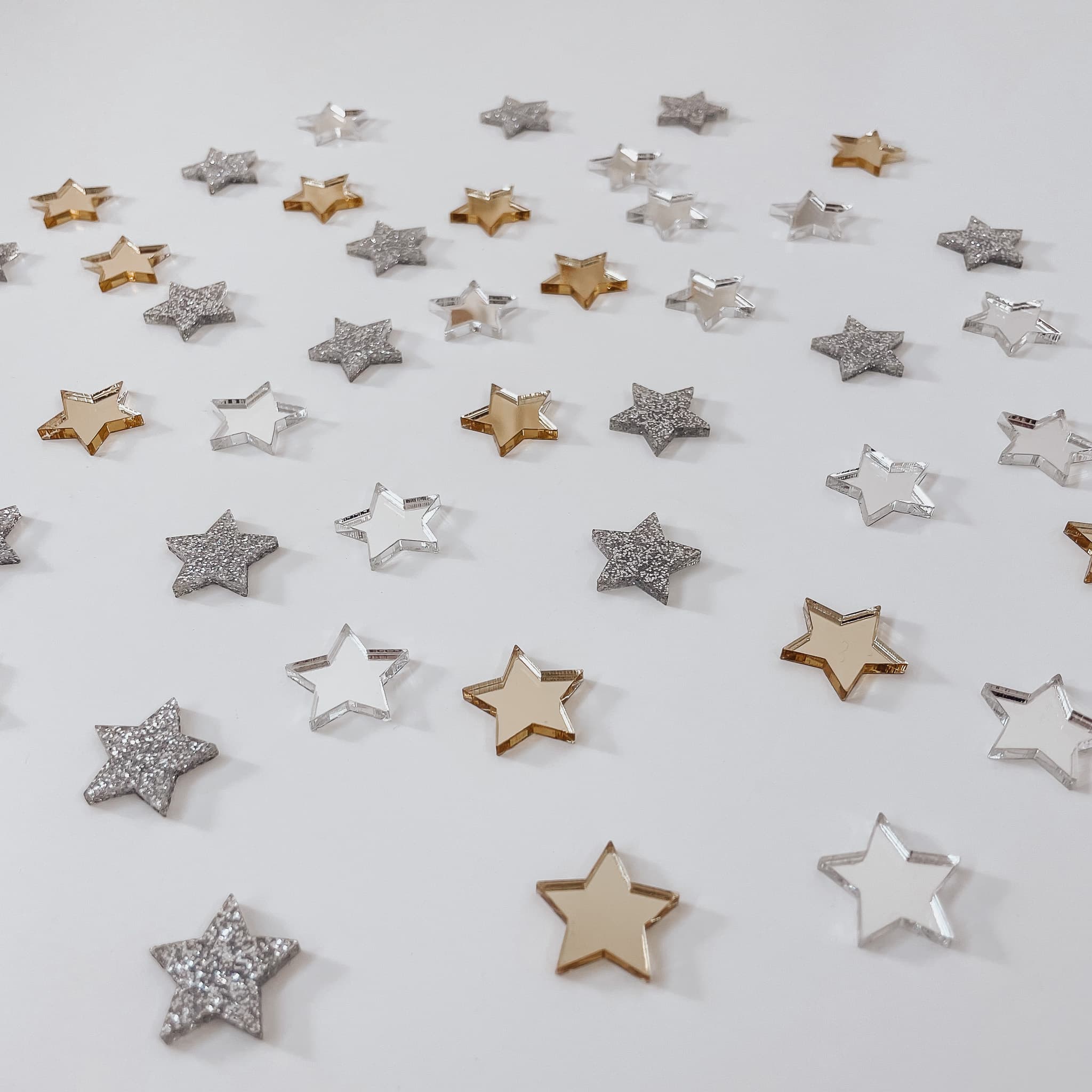 Konfetti Sterne aus Acryl – Nachhaltige Tischdeko für festliche Anlässe