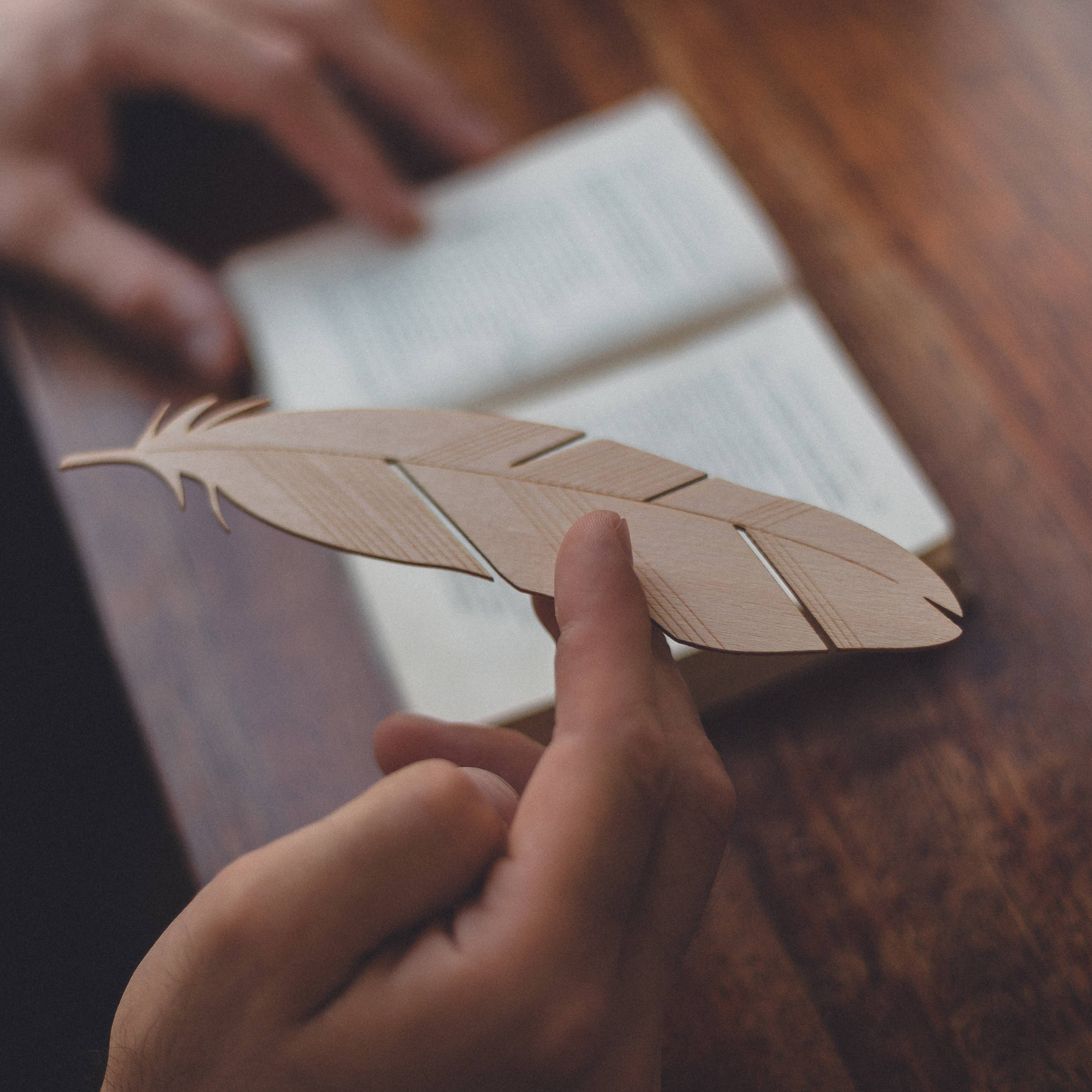 Lesezeichen aus Holz – Feder