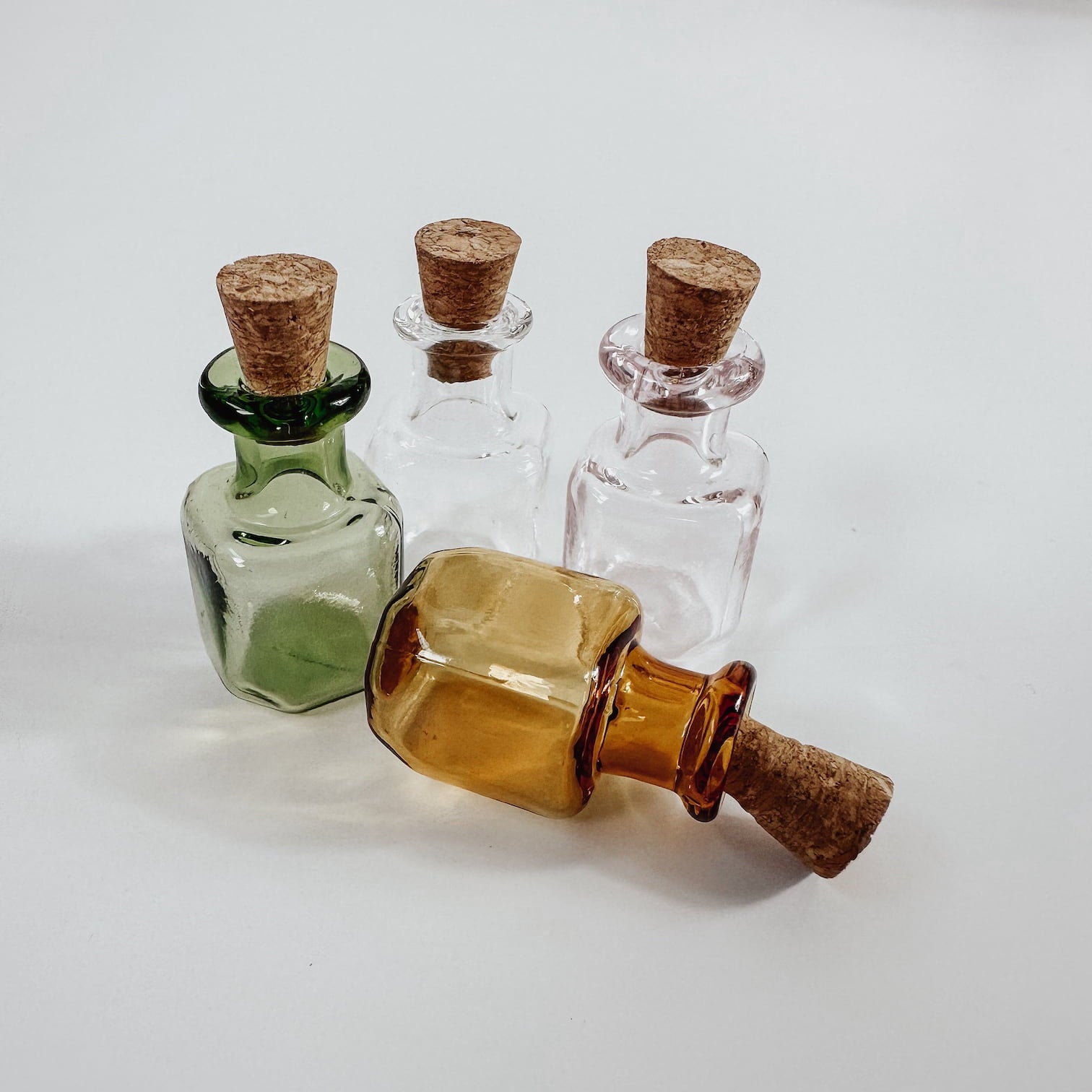 Mini Glasflaschen 7-teilig – Bunte Zaubertrank-Fläschchen für Wichtel & Magie