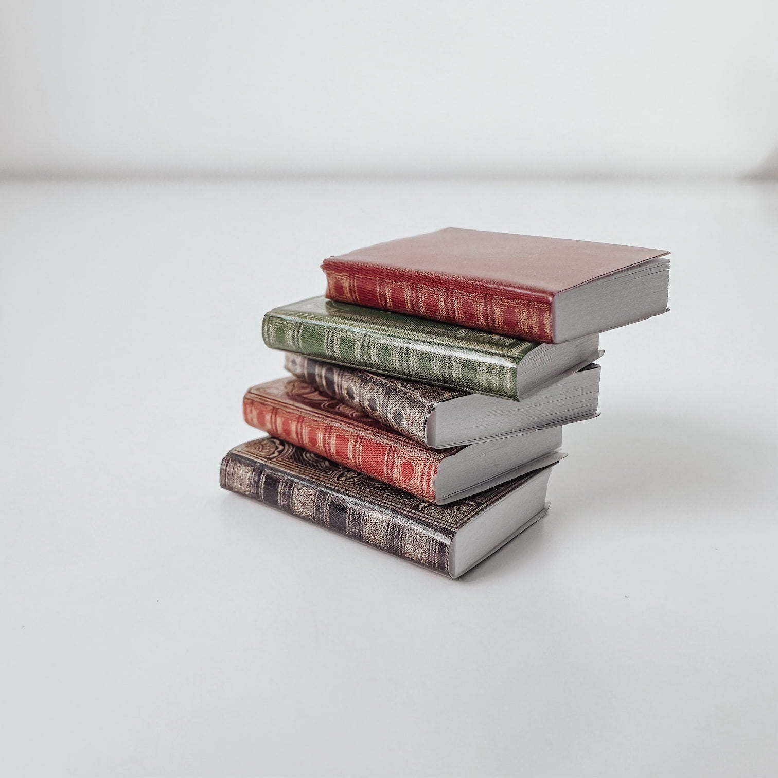 Miniatur Bücher für Wichtel – realistische Mini Bücher zum Umblättern