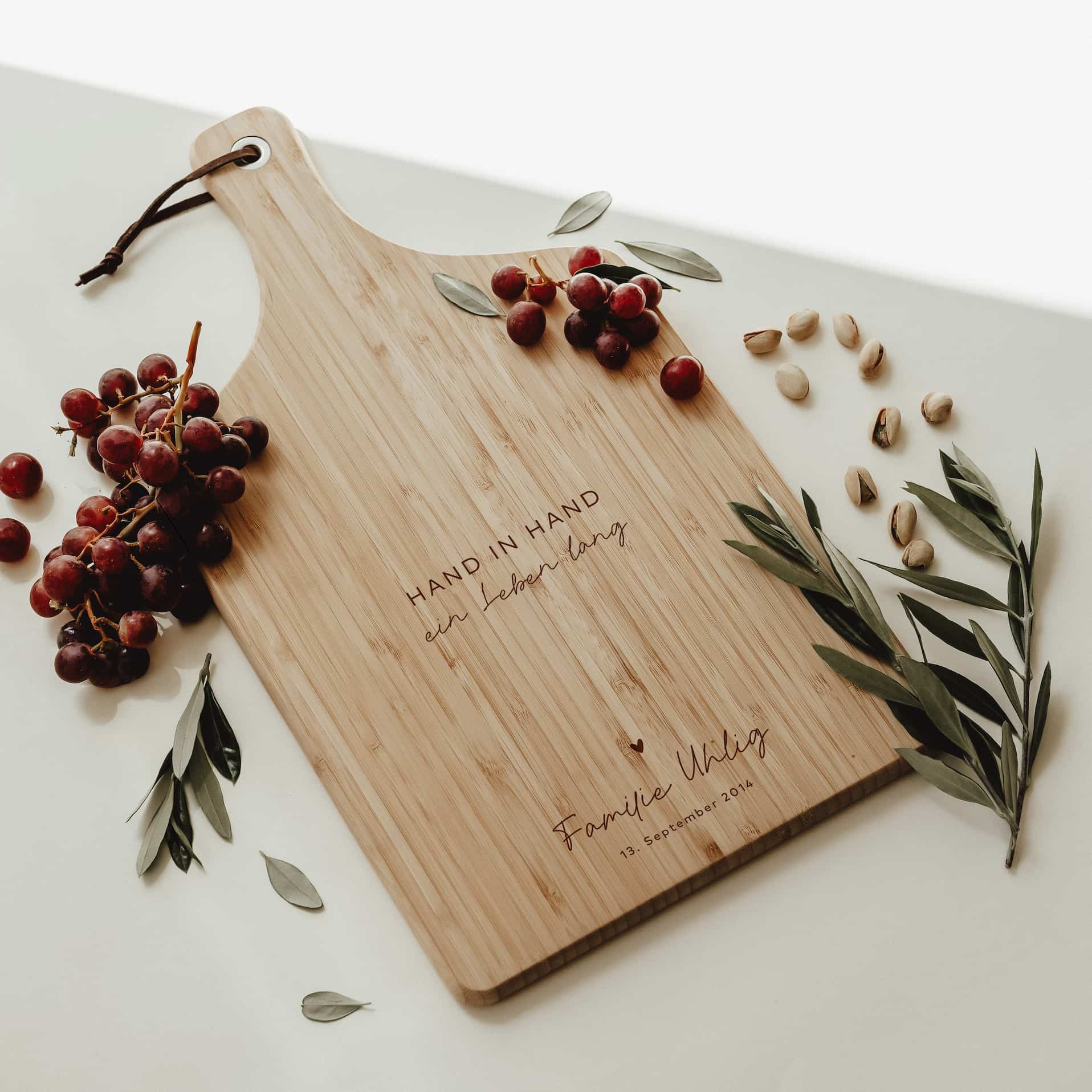 Personalisiertes Schneidebrett Bambus | Eiche – Hand in Hand