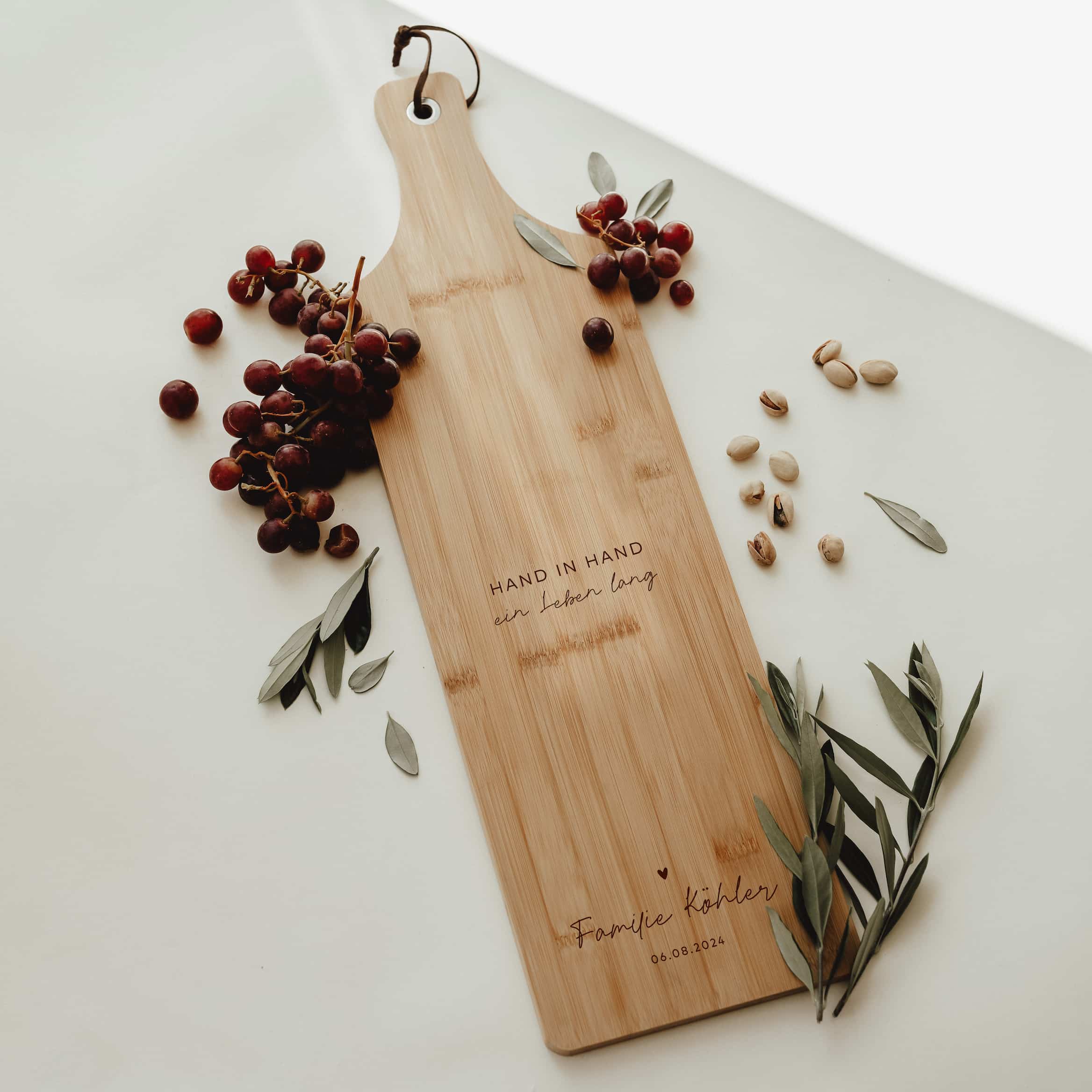 Personalisiertes Schneidebrett Bambus | Eiche – Hand in Hand