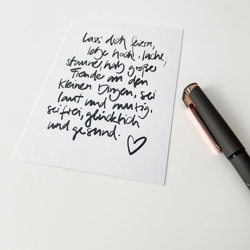 POSTKARTE LASS DICH FEIERN – LOVE IS THE NEW BLACK