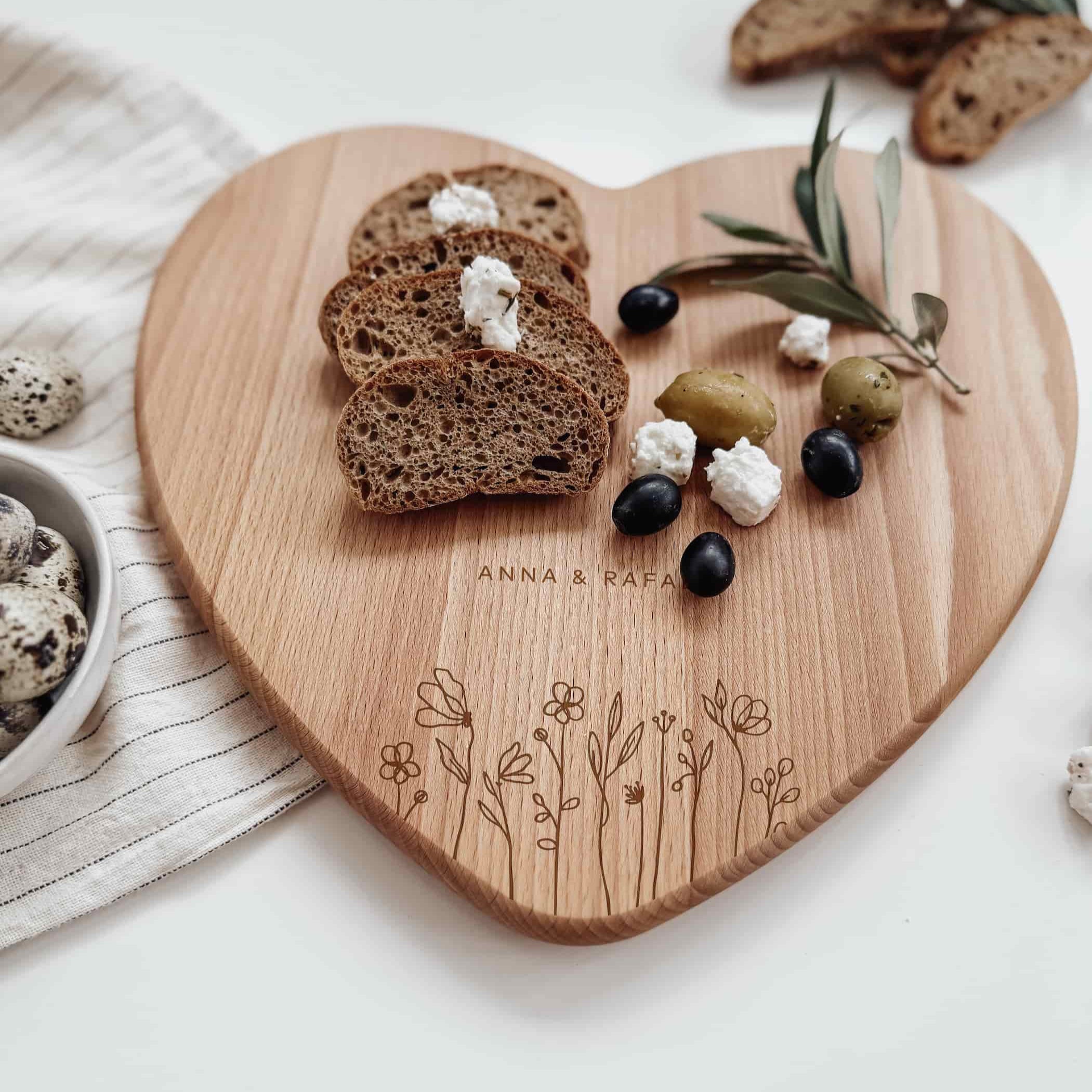 Schneidebrett Herz Buche – personalisiert mit verschiedenen Kränzen