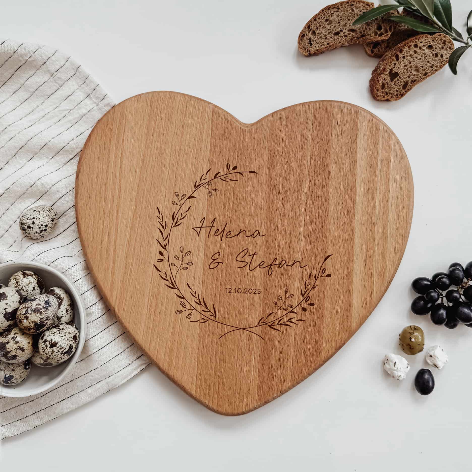 Schneidebrett Herz Buche – personalisiert mit verschiedenen Kränzen