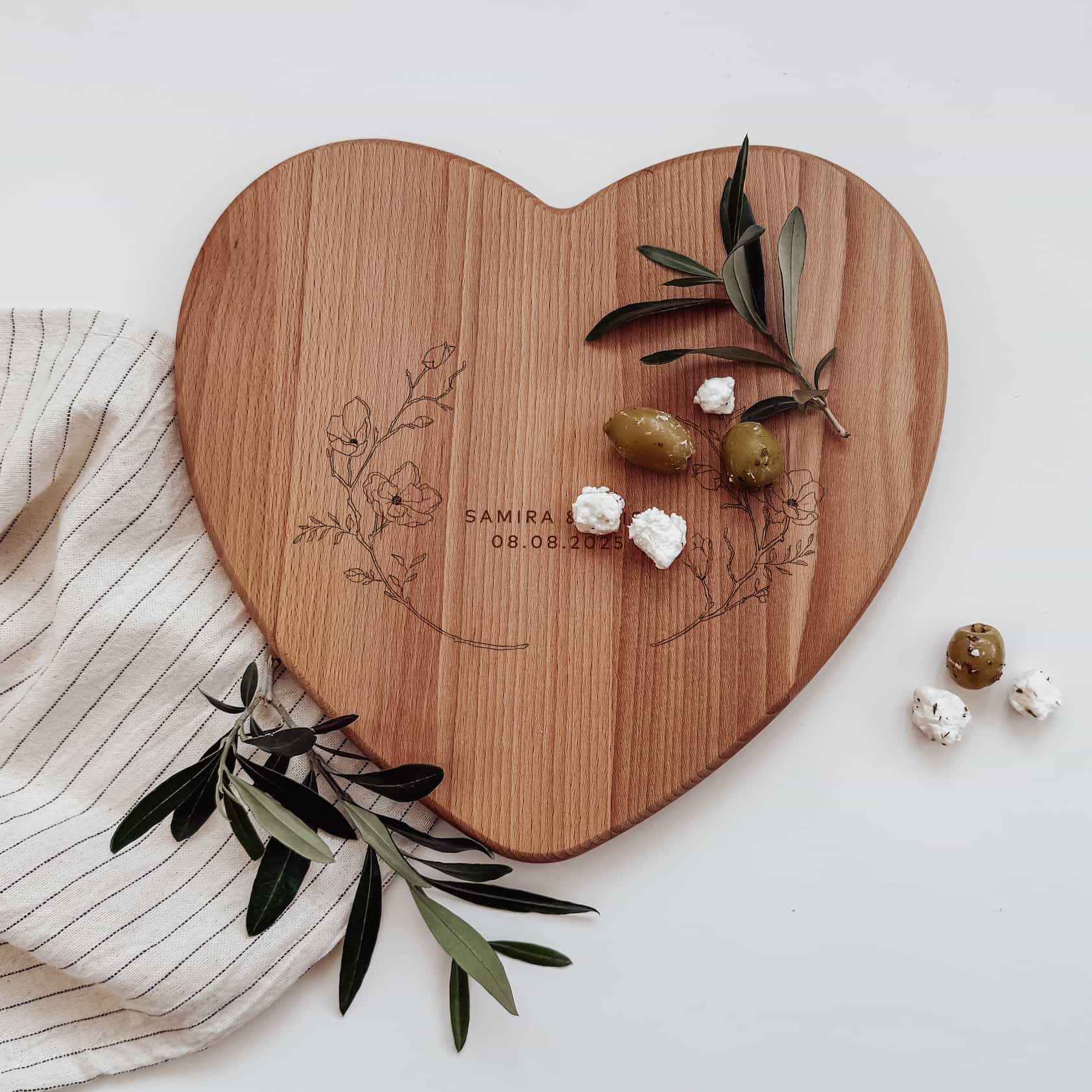Schneidebrett Herz Buche – personalisiert mit verschiedenen Kränzen