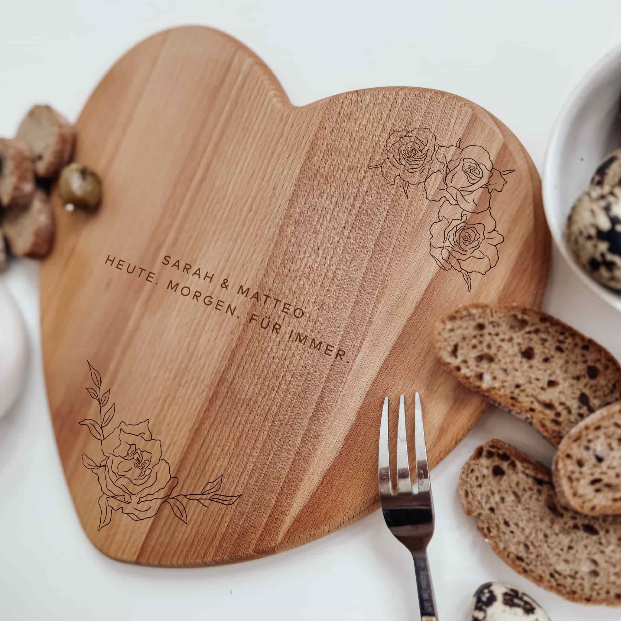 Schneidebrett Herz Buche – personalisiert mit verschiedenen Kränzen