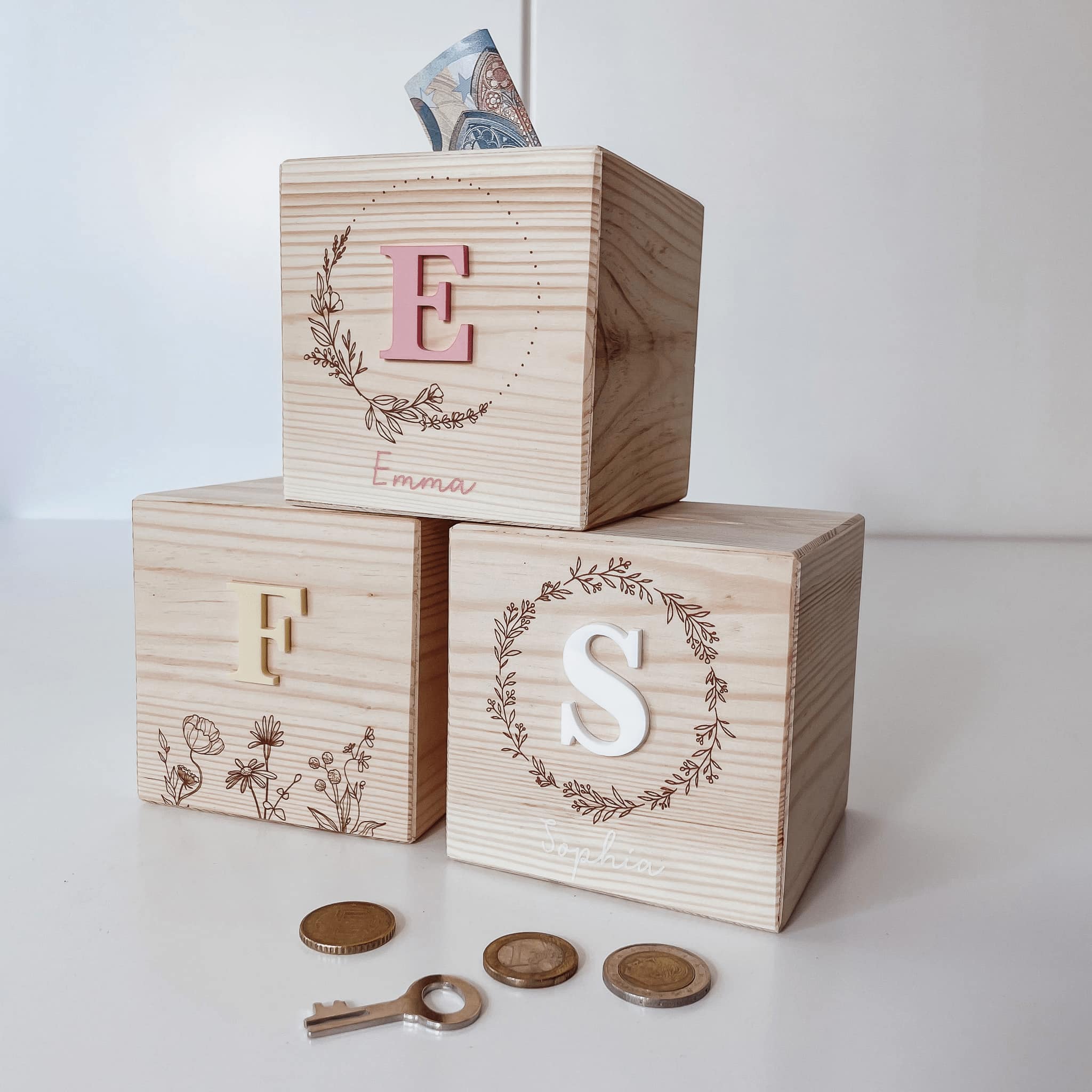 Personalisierte Spardose – 3D Buchstaben mit Kränzen