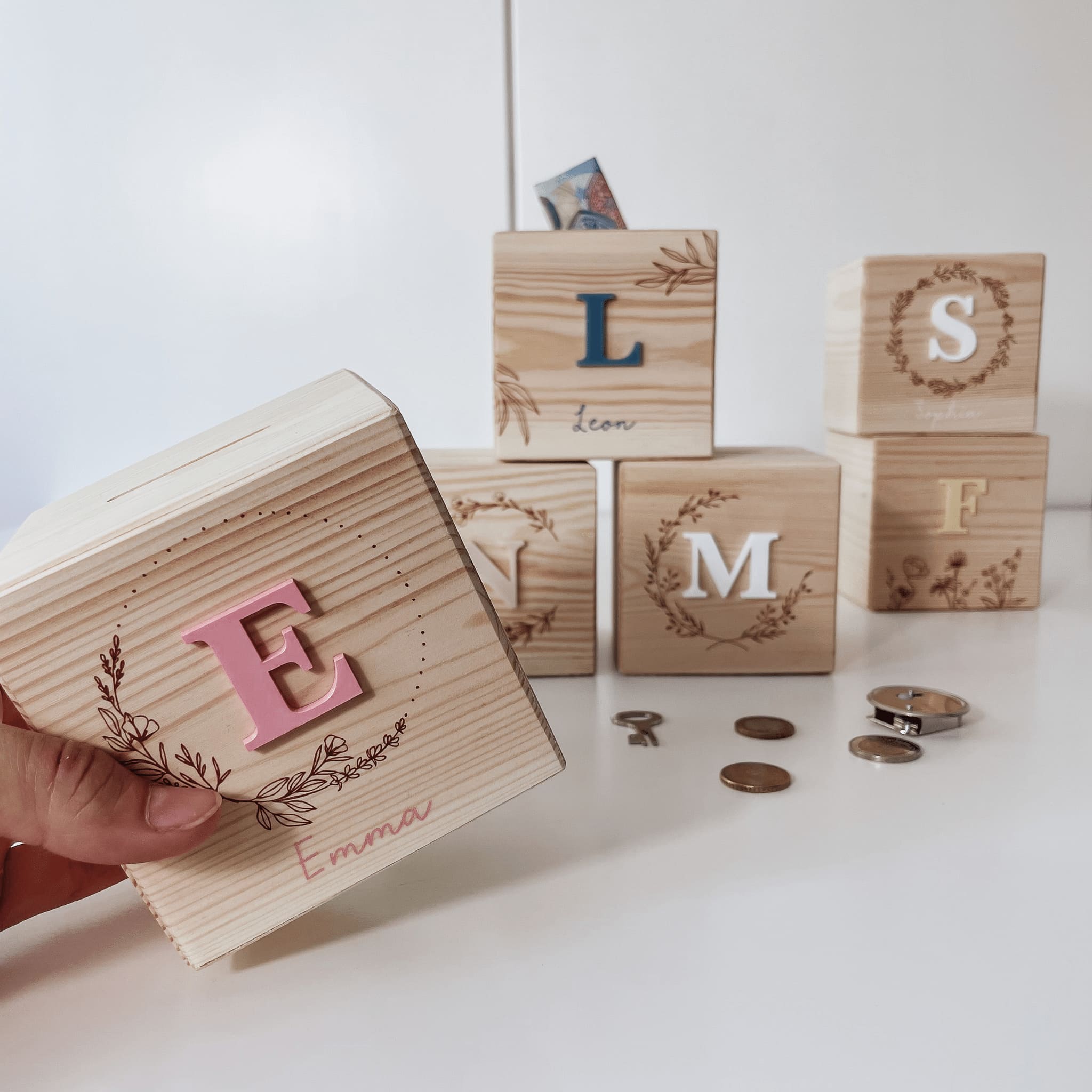 Personalisierte Spardose – 3D Buchstaben mit Kränzen