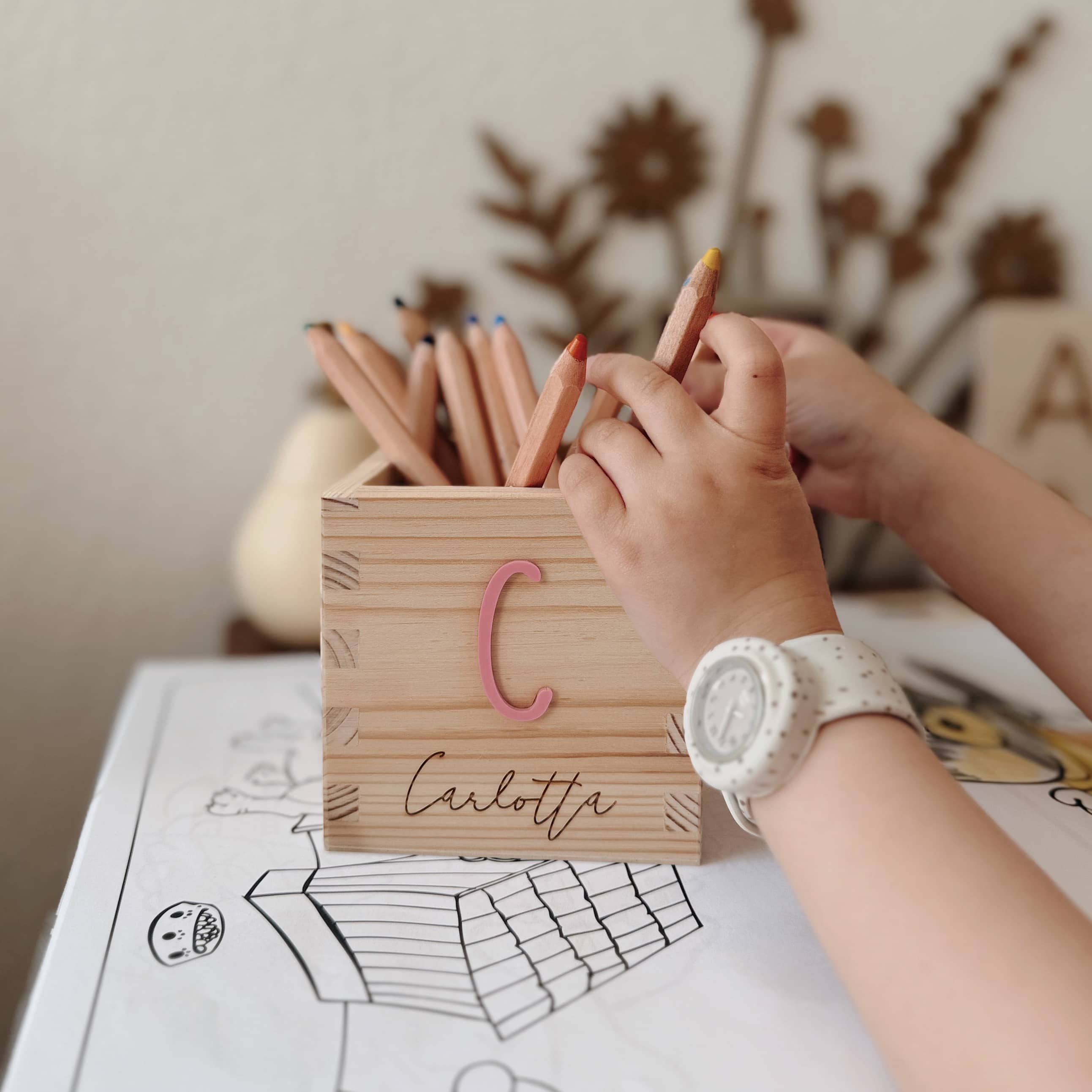 Stiftehalter mit 3D-Buchstabe & Namensgravur – personalisiert aus Holz