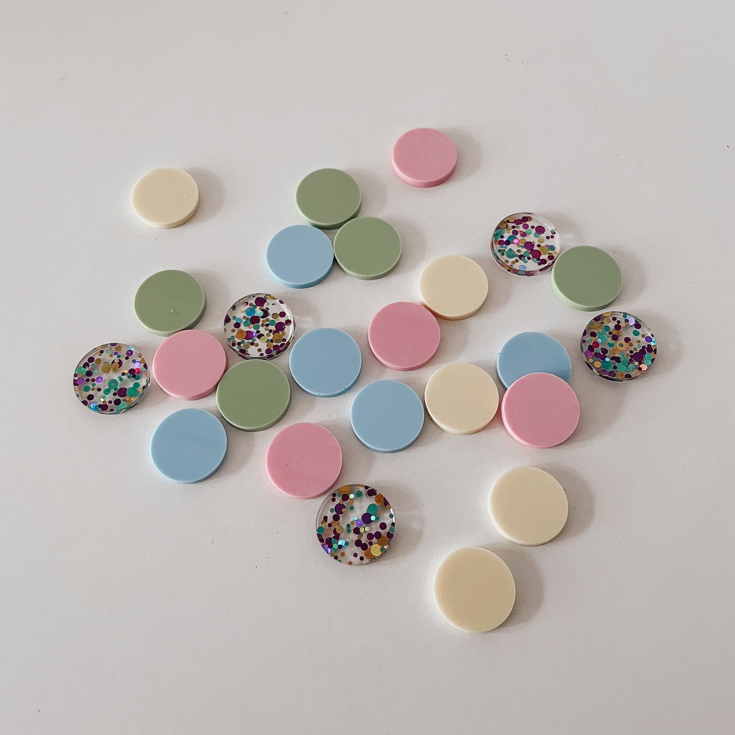 Nachhaltiger Konfetti-Mix aus Acryl - gepunktet