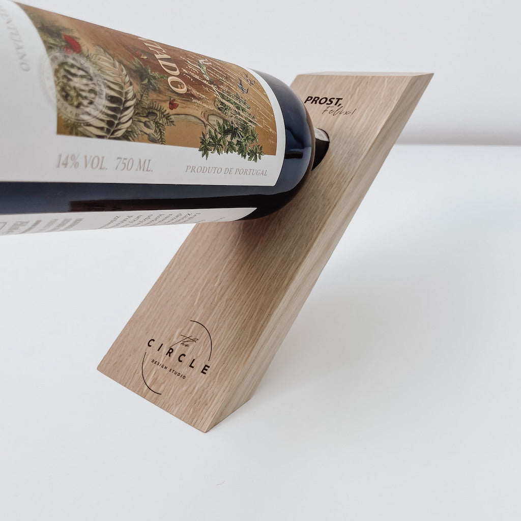 Personalisierter Weinflaschenhalter aus massiver Eiche – das stilvolle Firmengeschenk