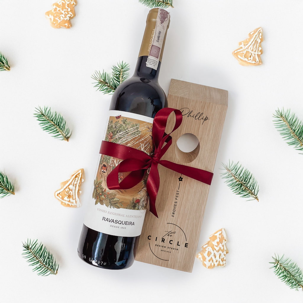 Personalisierter Weinflaschenhalter aus massiver Eiche – das stilvolle Firmengeschenk